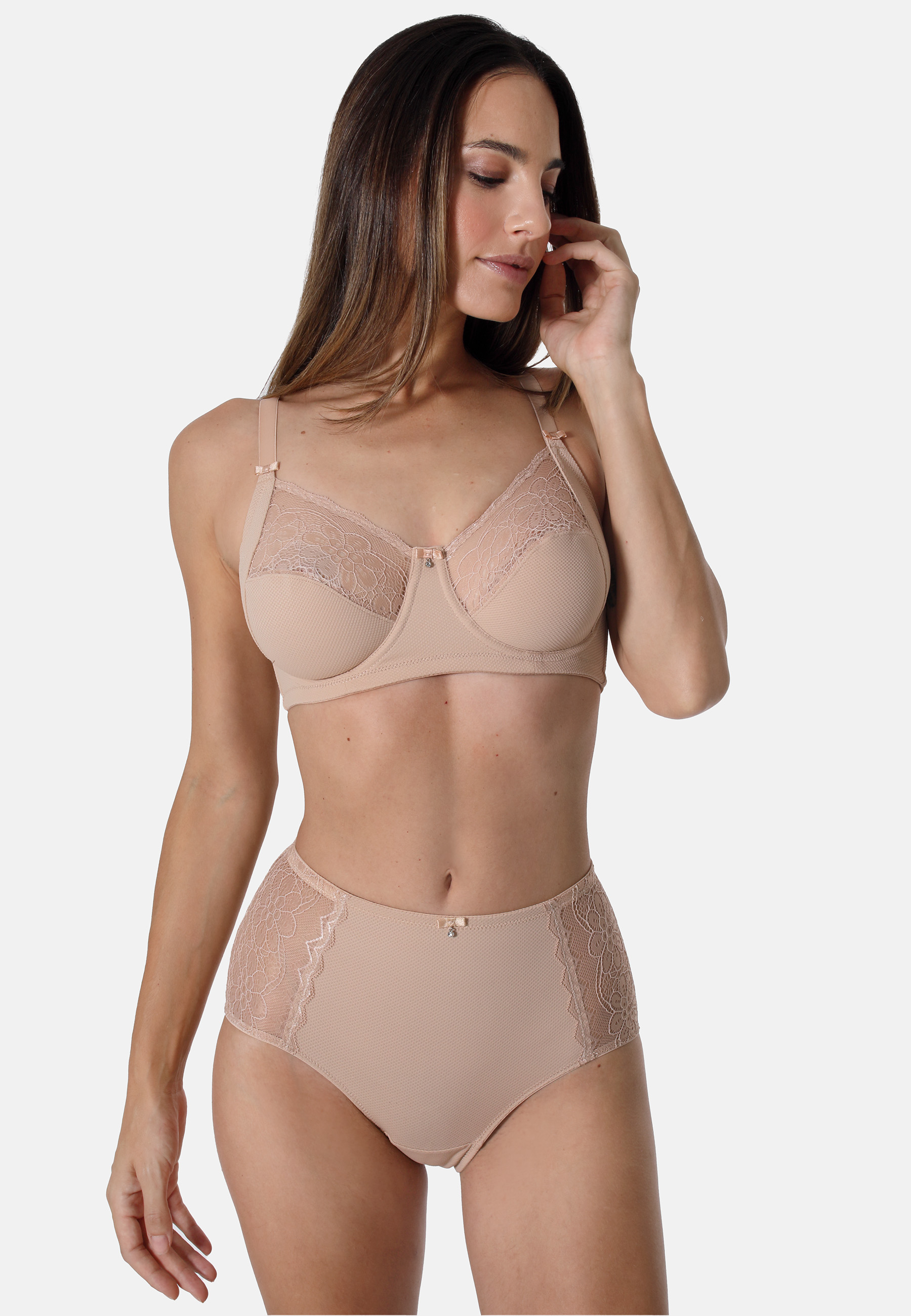 Bügel-BH aus Jacquard - Femininer Stil und perfekter Halt bis in große GrößenDieser Bügel-BH aus angenehm weichem Jacquard mit einem dezenten grafischen Dessin kombiniert Eleganz und Funktionalität. Die feminine florale Spitze verleiht dem BH eine stilvol