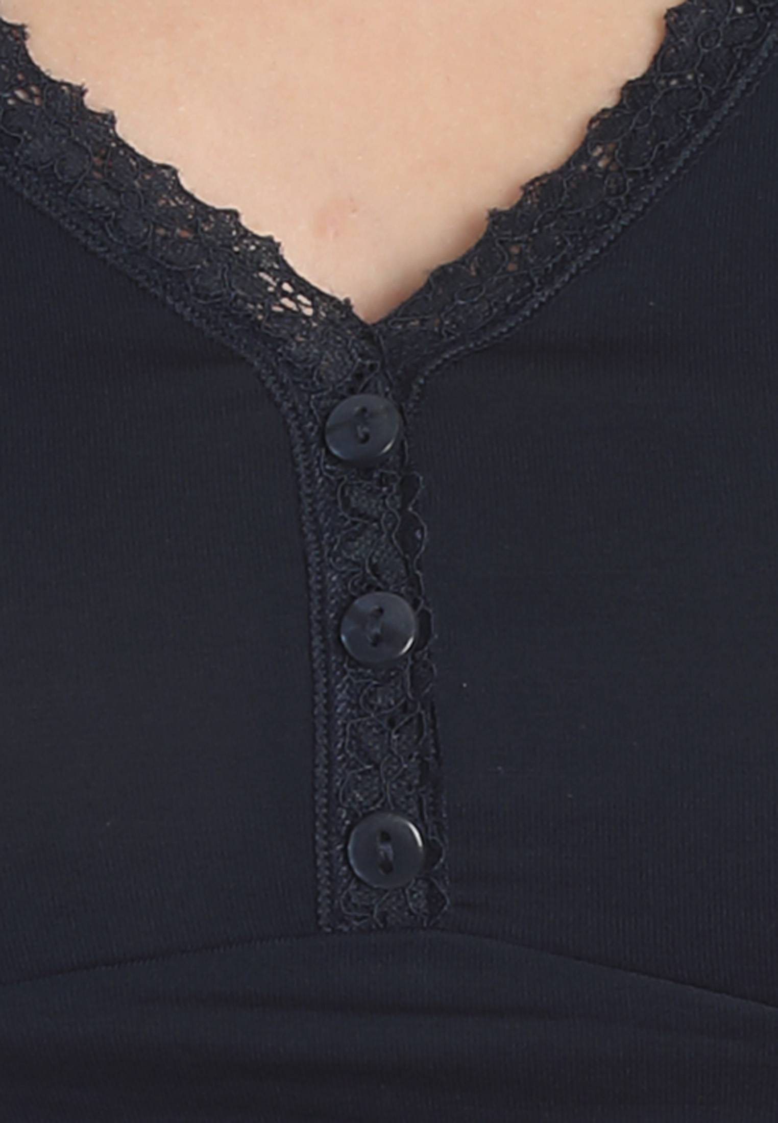 38342740_detail Feminines Top aus geschmeidig weichem und nachhaltigem Bambus-Material gefertigt. Tolles Highlight ist der durch Spitzeneinsatz verzierte  V-Ausschnitt.Feminines TopGeschmeidig und weichAus nachhaltigem Bambus MaterialV-Ausschnitt mit SpitzeneinsatzNormal