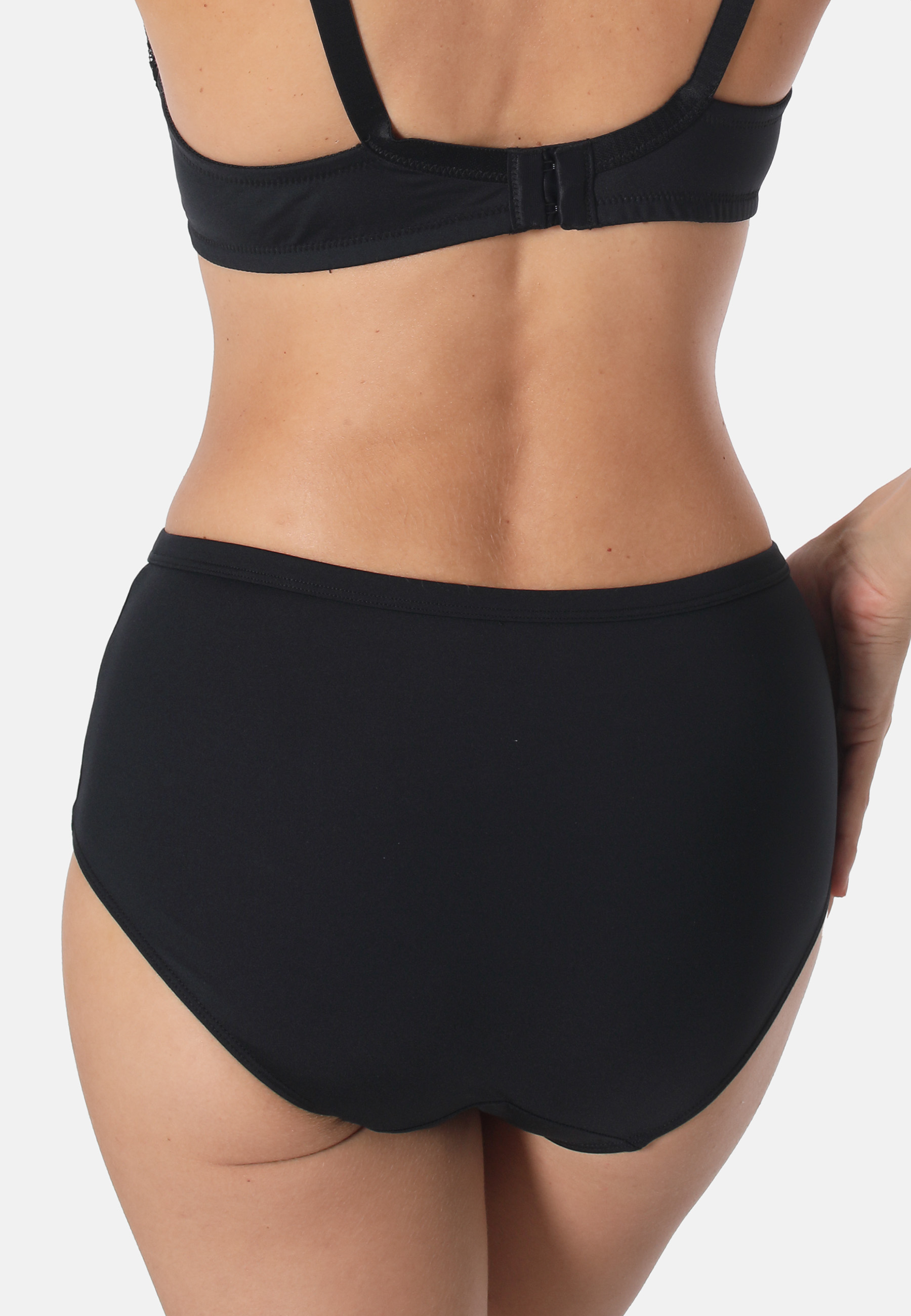 Taillenslip aus Microfaser - Ausdrucksstarke Spitze und optimaler TragekomfortDieser Taillenslip aus weicher Microfaser kombiniert Komfort und Stil mit einer ausdrucksstarken grafischen Spitze. Die breite Seitennaht sorgt für einen besonders angenehmen Tr