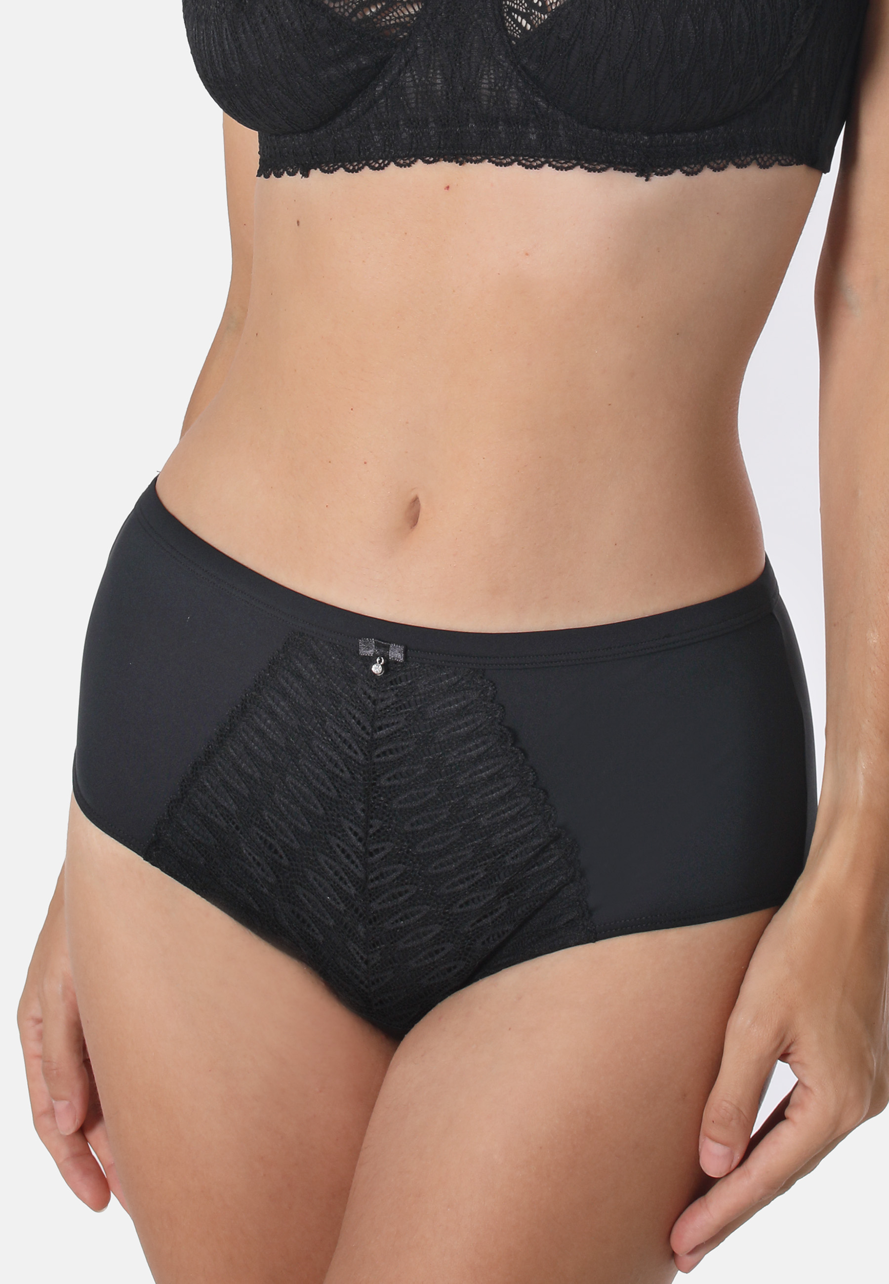 Taillenslip aus Microfaser - Ausdrucksstarke Spitze und optimaler TragekomfortDieser Taillenslip aus weicher Microfaser kombiniert Komfort und Stil mit einer ausdrucksstarken grafischen Spitze. Die breite Seitennaht sorgt für einen besonders angenehmen Tr