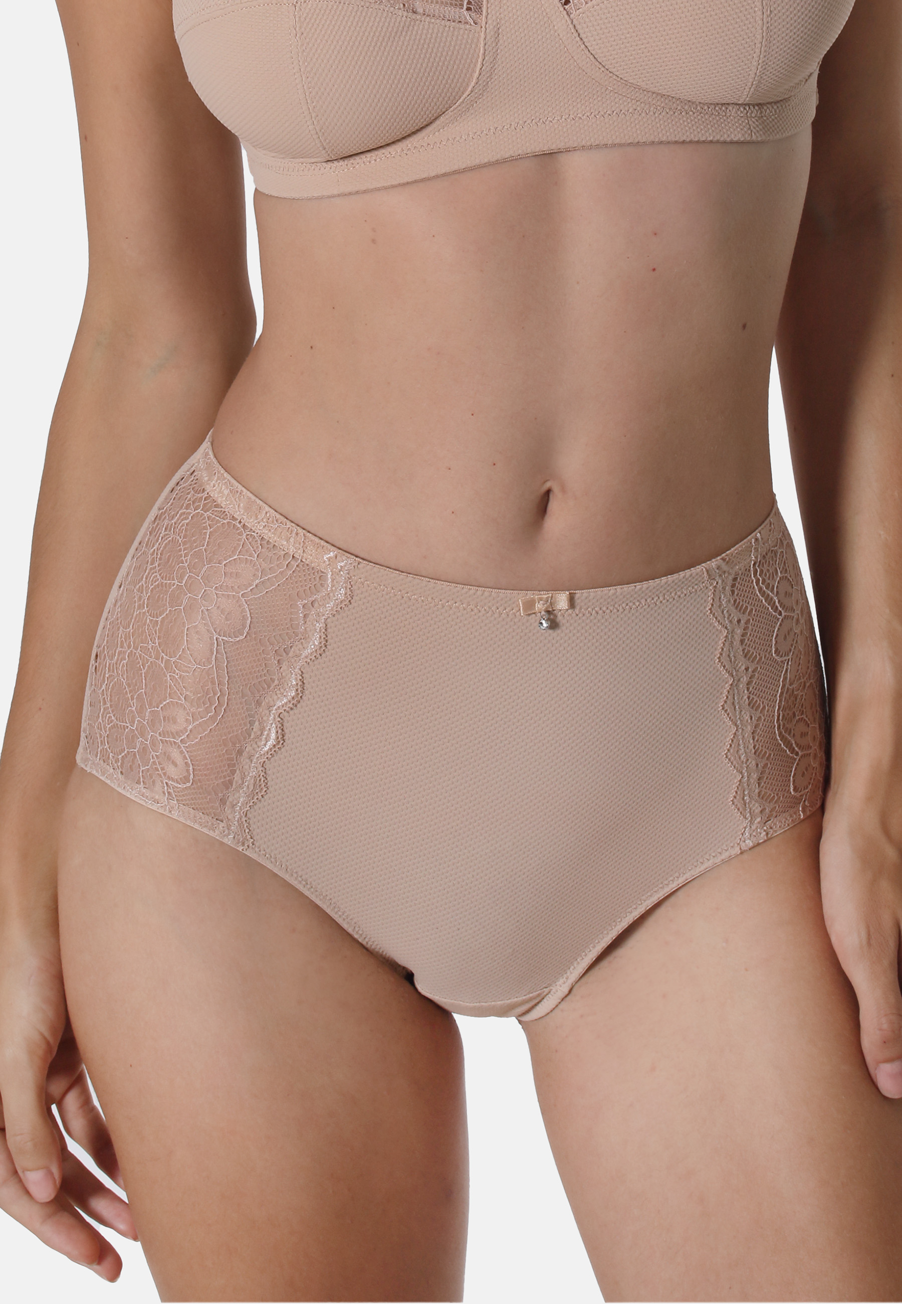 Taillenslip aus Jacquard - Eleganz und Tragekomfort in perfekter HarmonieDieser Taillenslip aus weichem Jacquard mit einem feinen grafischen Dessin bietet eine elegante und bequeme Passform. Die seitlichen floralen Spitzeneinsätze verleihen dem Slip eine 