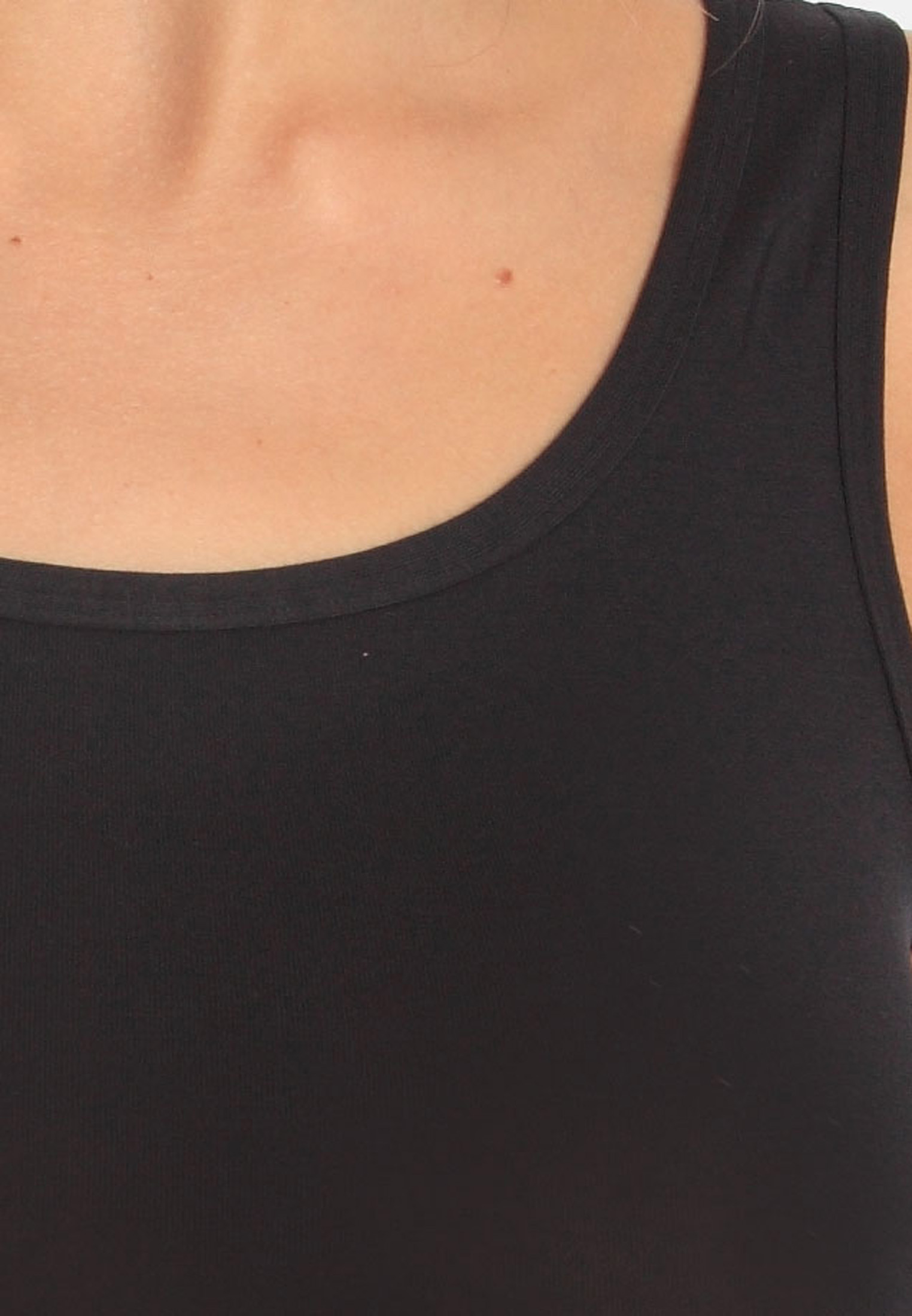 Komfortables Top mit breiten Trägern aus weichem Modal. Das puristische Design ermöglicht, dass das Top sowohl als Unterhemd als auch als Outerwear Oberteil getragen werden.Komfortables TopMit breiteren TrägernAus weichem ModalPuristische DesignSowohl Unt