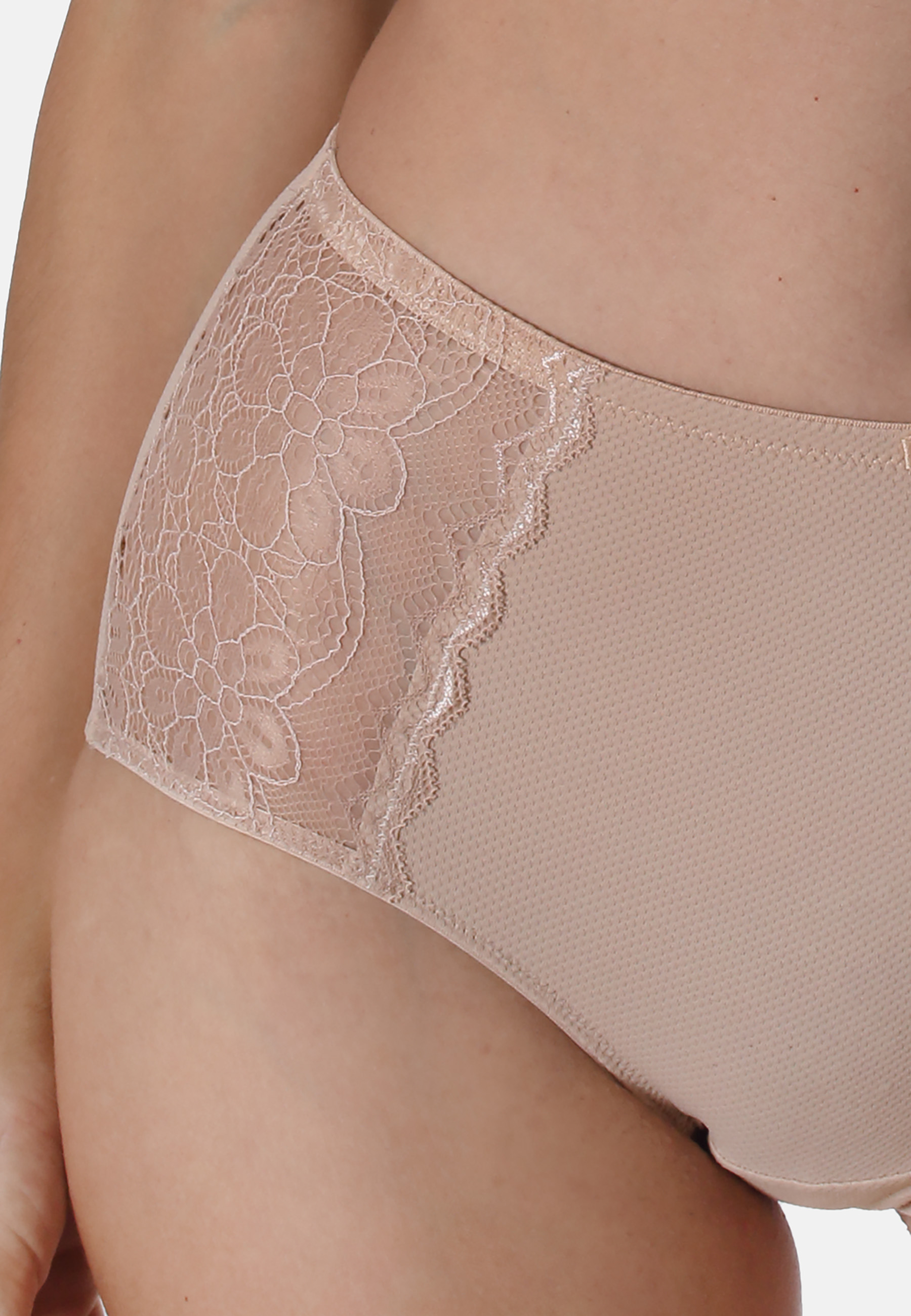 Taillenslip aus Jacquard - Eleganz und Tragekomfort in perfekter HarmonieDieser Taillenslip aus weichem Jacquard mit einem feinen grafischen Dessin bietet eine elegante und bequeme Passform. Die seitlichen floralen Spitzeneinsätze verleihen dem Slip eine 