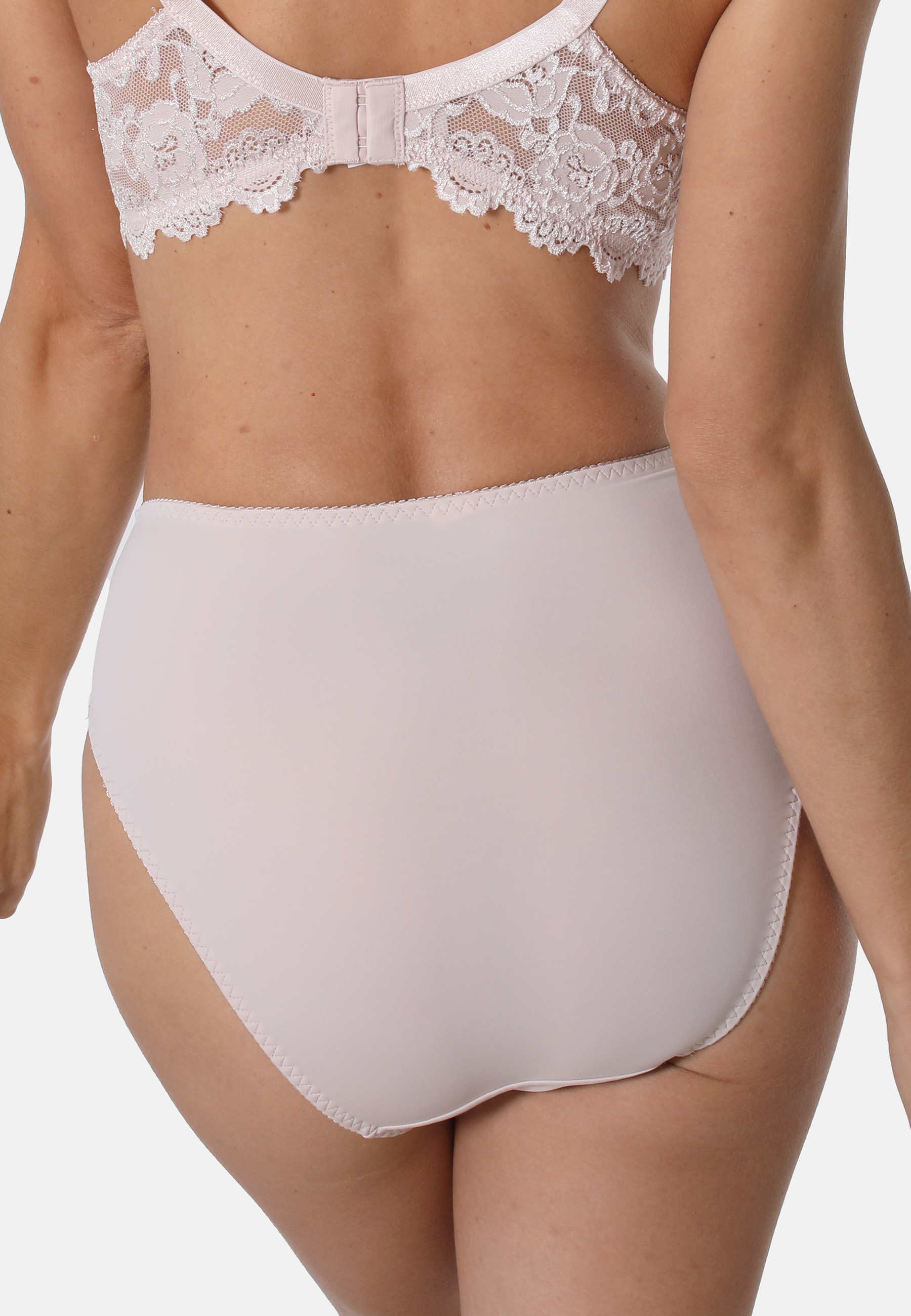 Schöner Miederslip aus hochwertiger Spitze kombiniert mit elastischem Microtouch-Material. Sehr feminine Optik und angenehm zu tragen.MiederslipHochwertige SpitzeMit elastischem Microtouch MaterialSehr feminine OptikLeibhöhe: normalWaschen 40°, Nicht Blei