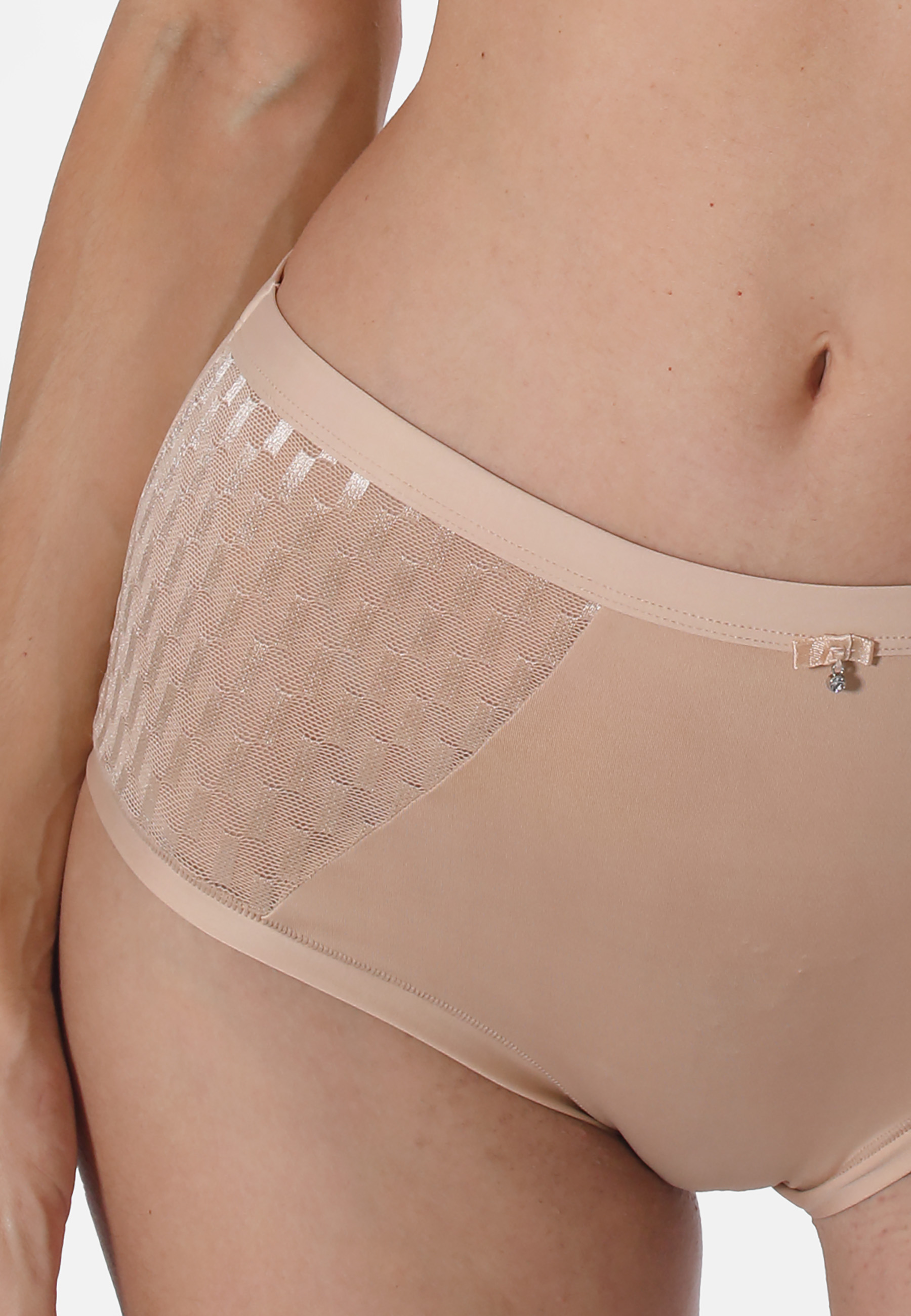 Taillenslip aus Microfaser - Eleganz und optimaler TragekomfortDieser Taillenslip aus weicher Microfaser kombiniert Komfort mit stilvollen seitlichen Tüll-Jacquard-Einsätzen für eine feminine und elegante Optik. Die breite Seitennaht sorgt für einen angen