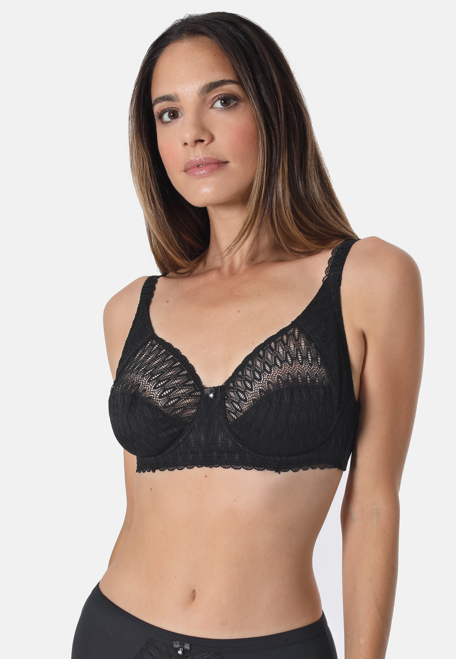 Bügel-BH aus Microfaser - Ausdrucksstarke Spitze und perfekter HaltDieser Bügel-BH aus weicher Microfaser kombiniert mit einer ausdrucksstarken grafischen Spitze vereint Eleganz und Funktionalität. Die sorgfältige Cupführung, die breiten, verstellbaren Tr