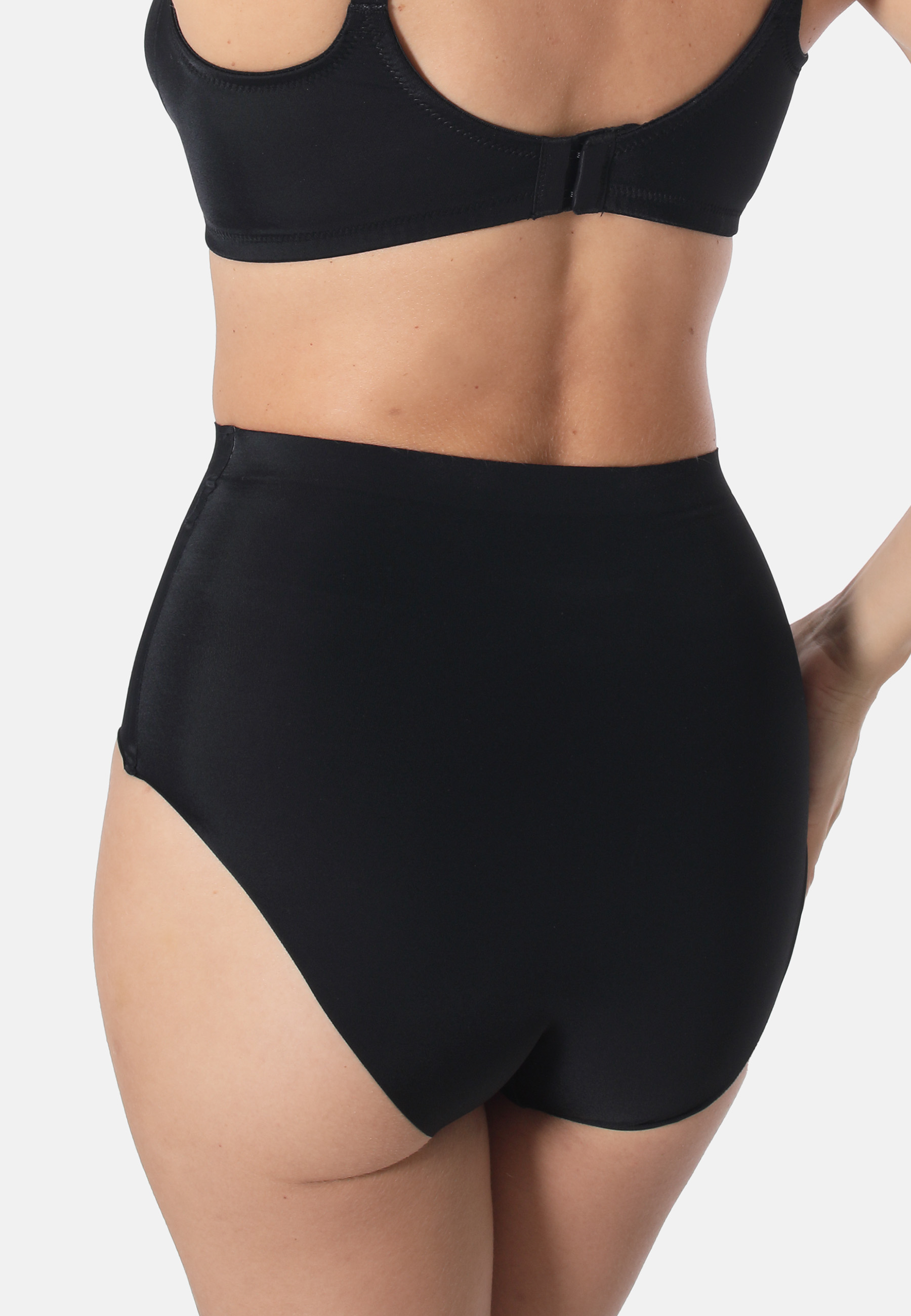 Unsichtbarer Taillenslip aus Microfaser - Perfekter Sitz und feminine EleganzDieser Taillenslip aus weicher Microfaser bietet höchsten Tragekomfort und eine optimale Passform. Mit breiten Seiten und verklebten Nähten bleibt der Slip unsichtbar unter der K