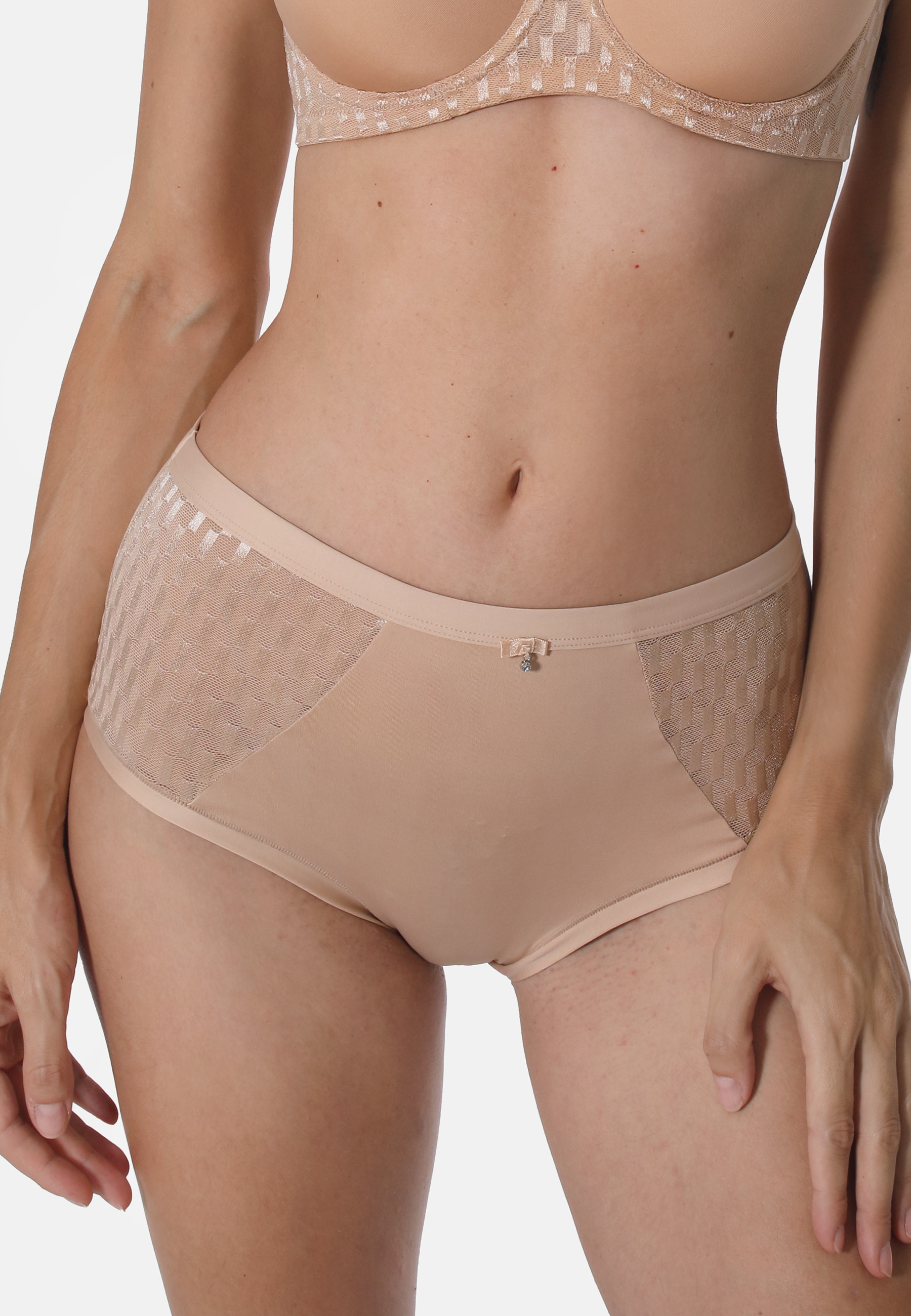 49054425_front_cropped Taillenslip aus Microfaser - Eleganz und optimaler TragekomfortDieser Taillenslip aus weicher Microfaser kombiniert Komfort mit stilvollen seitlichen Tüll-Jacquard-Einsätzen für eine feminine und elegante Optik. Die breite Seitennaht sorgt für einen angen