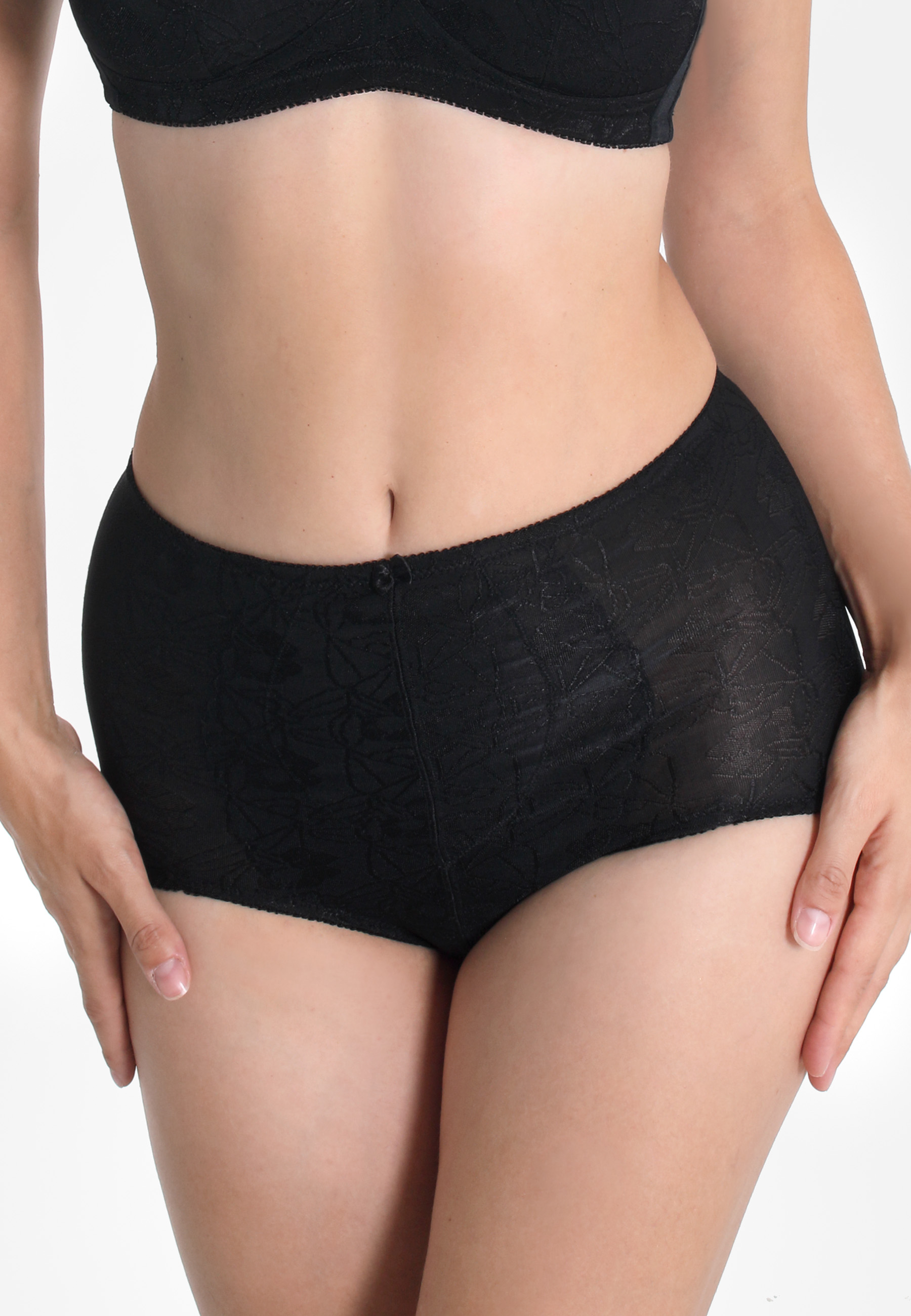 Angenehme Soft Miederhose aus floralem Glanzjacquard. Spezielle Beinausschnitte für mehr Bewegungsfreiheit. Die Verstärkung aus Baumwolle im Vorderteil formt einen flachen Bauch.Angenehme Soft-MiederhoseFloraler GlanzjacquardSpezielle BeinausschnitteVerst