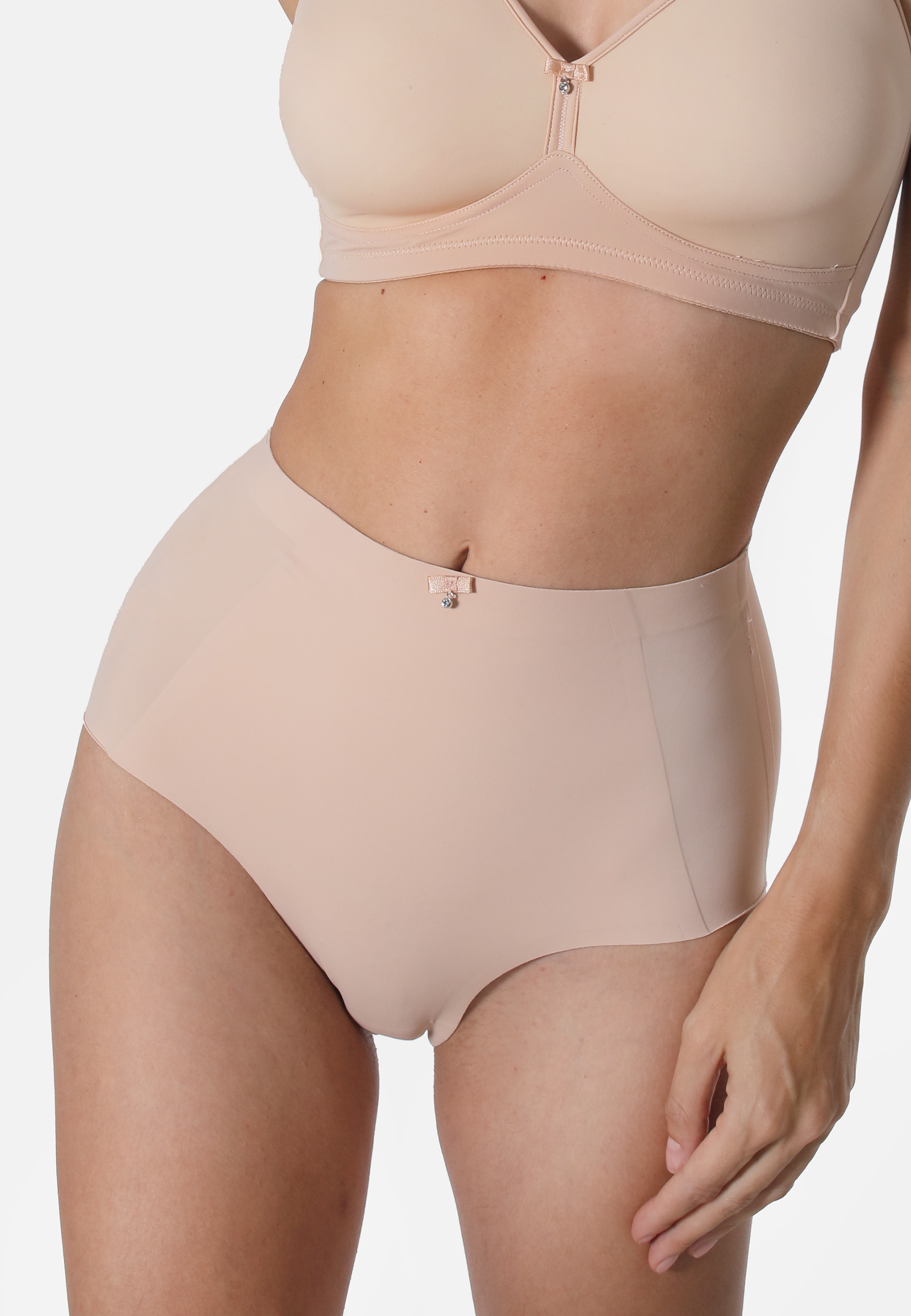 49056425_front_cropped Unsichtbarer Taillenslip aus Microfaser - Perfekter Sitz und feminine EleganzDieser Taillenslip aus weicher Microfaser bietet höchsten Tragekomfort und eine optimale Passform. Mit breiten Seiten und verklebten Nähten bleibt der Slip unsichtbar unter der K