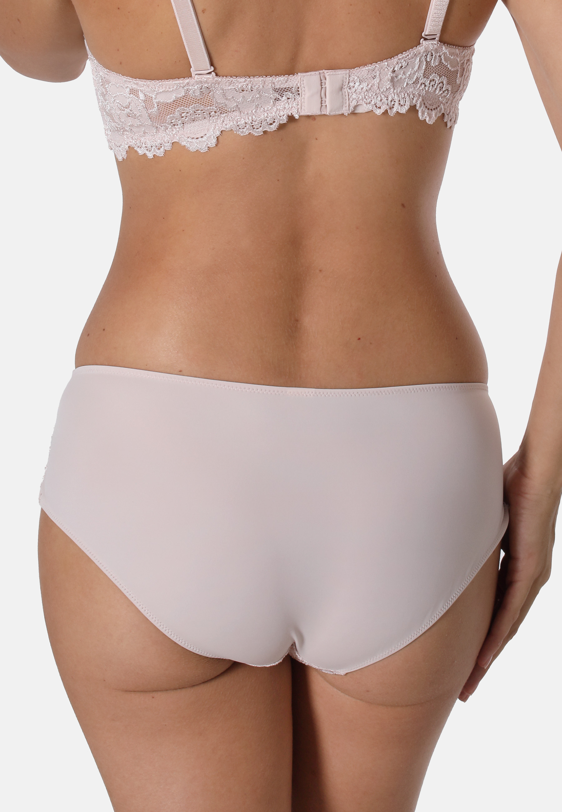 Angenehmer Panty aus weicher Microfaser, versehen mit kleinen Blüten und hochwertiger Spitze an der Vorderseite. Sehr komfortabel zu tragen.Angenehmer PantyWeiche MicrofaserVersehen mit kleinen BlütenHochwertige SpitzeSehr komfortabelLeibhöhe: normalWasch
