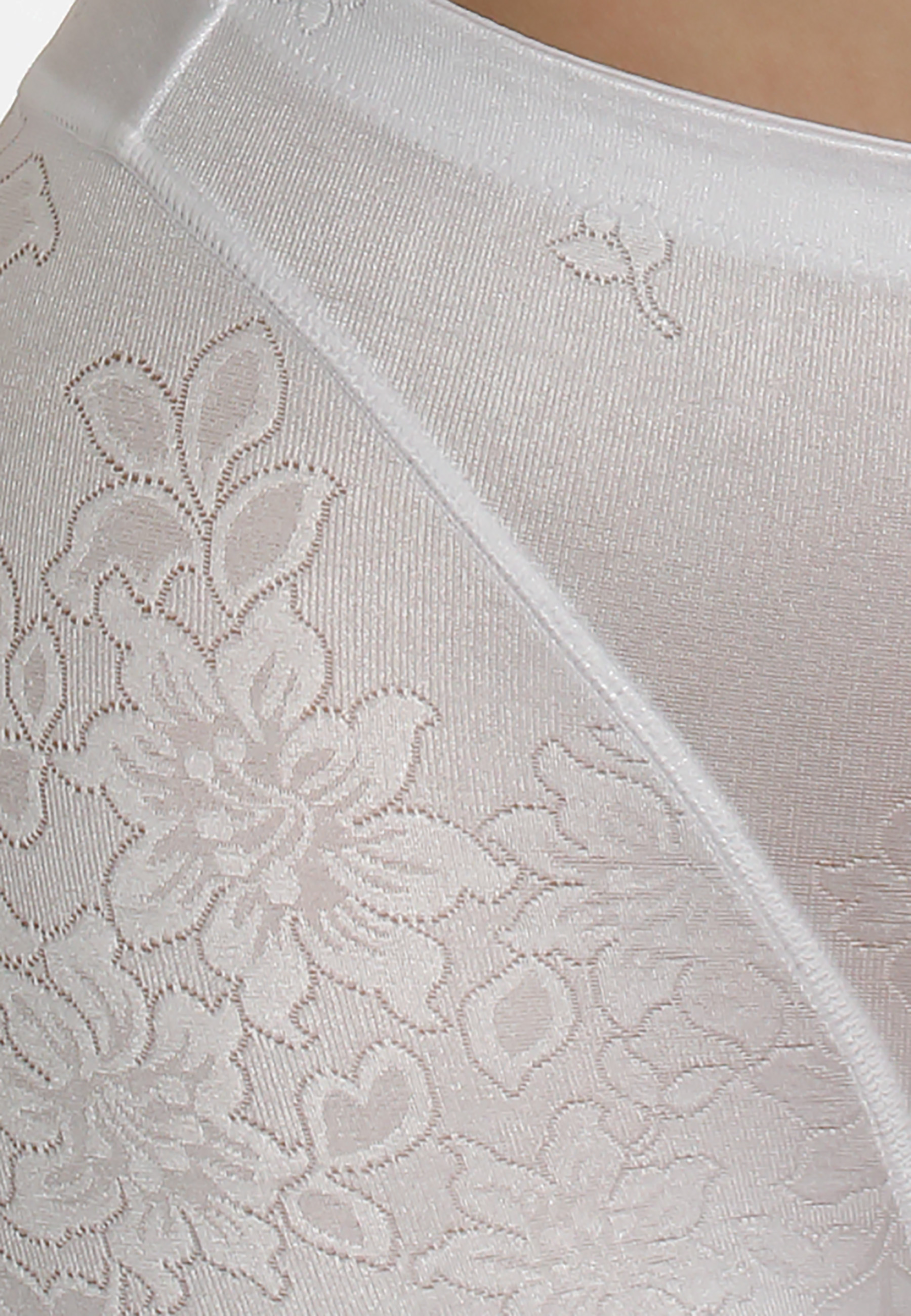 Miederhose aus Blumen-Jacquard. Beinausschnitt offenkantig damit sich nichts unter der Kleidungabzeichnet.  Formend, jedoch nicht einengend.MiederhoseGlanzmaterial mit dekorativem Blumen-JacquardBeinausschnitt mit glatter Kante ohne Saum. Zeichnet sich ni