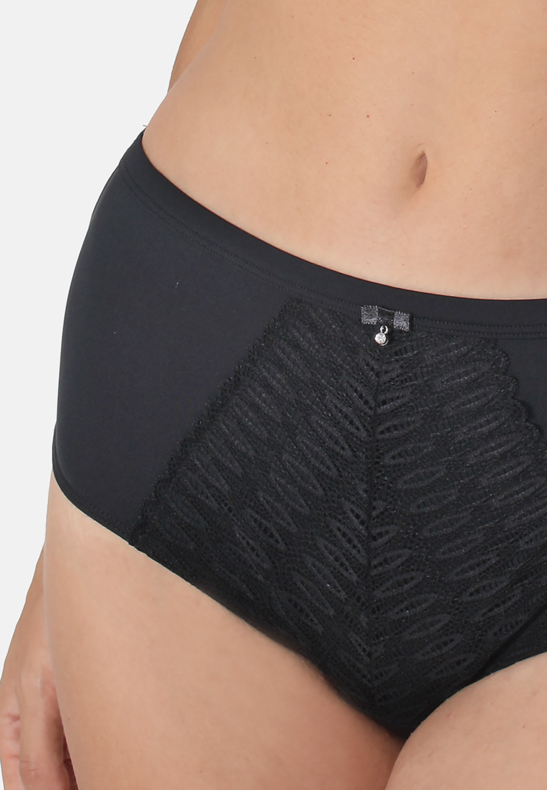 Taillenslip aus Microfaser - Ausdrucksstarke Spitze und optimaler TragekomfortDieser Taillenslip aus weicher Microfaser kombiniert Komfort und Stil mit einer ausdrucksstarken grafischen Spitze. Die breite Seitennaht sorgt für einen besonders angenehmen Tr