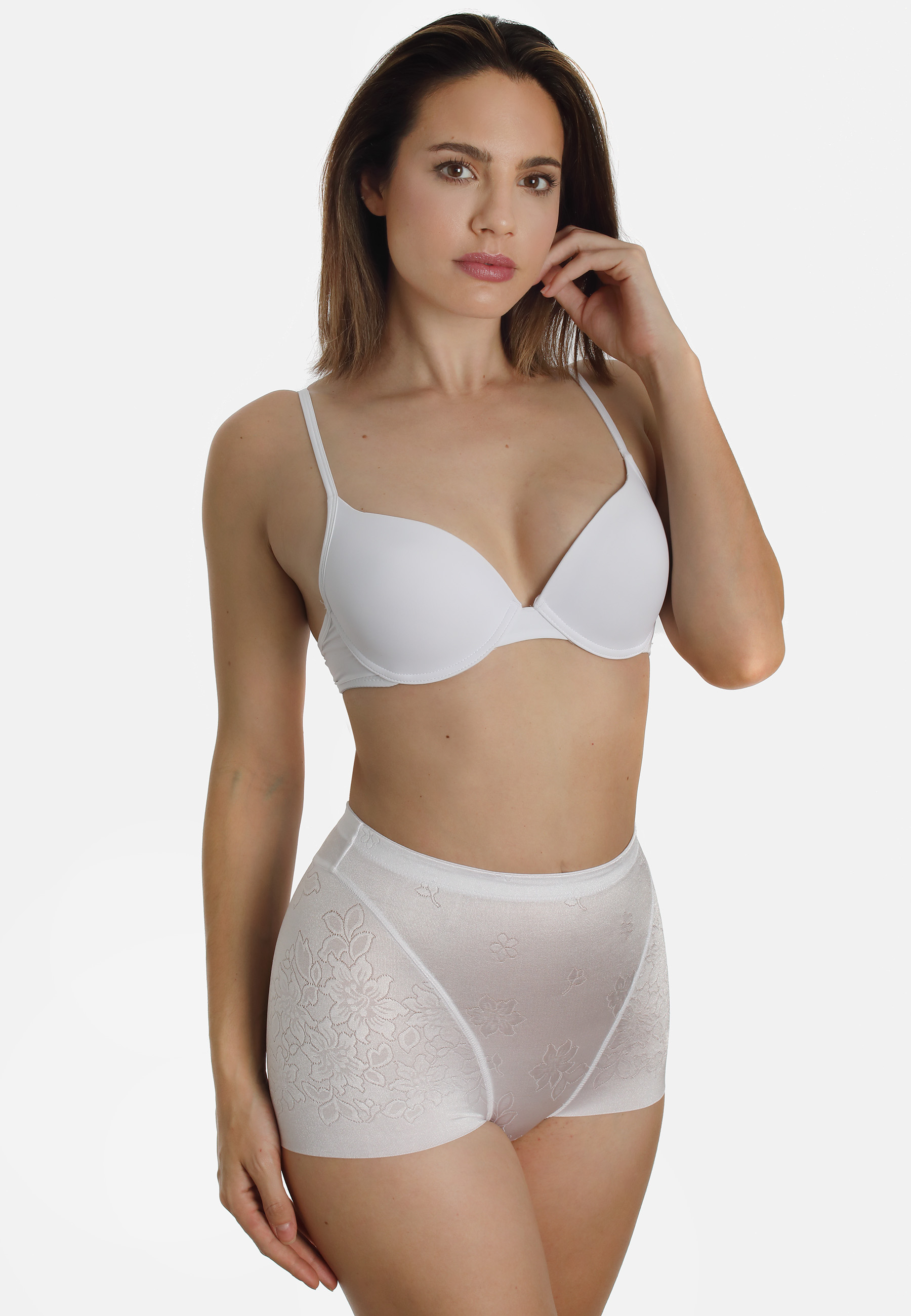 Miederhose aus Blumen-Jacquard. Beinausschnitt offenkantig damit sich nichts unter der Kleidungabzeichnet.  Formend, jedoch nicht einengend.MiederhoseGlanzmaterial mit dekorativem Blumen-JacquardBeinausschnitt mit glatter Kante ohne Saum. Zeichnet sich ni