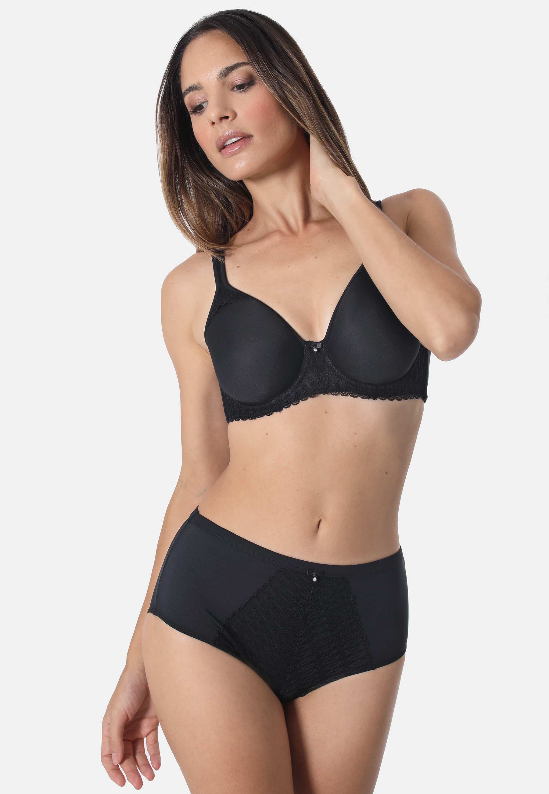 Spacer-BH aus Microfaser - Ausdrucksstarke Spitze und perfekter HaltDieser Spacer-BH aus weicher Microfaser kombiniert Komfort mit einer auffälligen grafischen Spitze für einen stilvollen Look. Die Entlastungsträger mit eleganten Spitzeneinsätzen, die ver