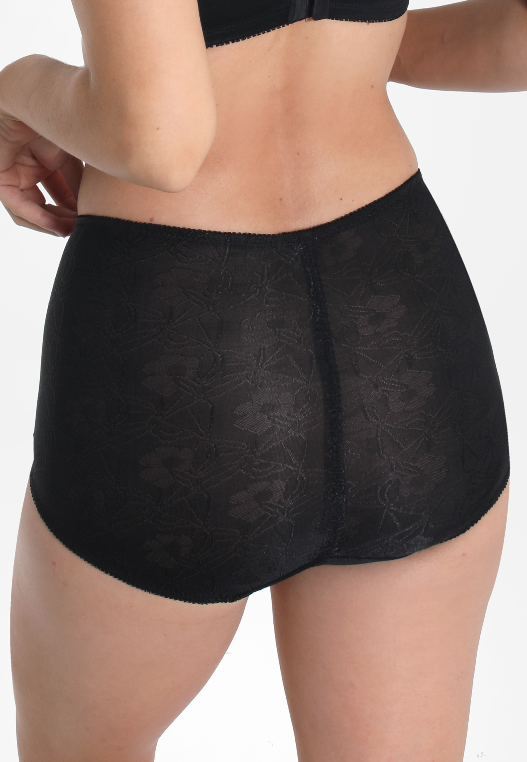 Angenehme Soft Miederhose aus floralem Glanzjacquard. Spezielle Beinausschnitte für mehr Bewegungsfreiheit. Die Verstärkung aus Baumwolle im Vorderteil formt einen flachen Bauch.Angenehme Soft-MiederhoseFloraler GlanzjacquardSpezielle BeinausschnitteVerst