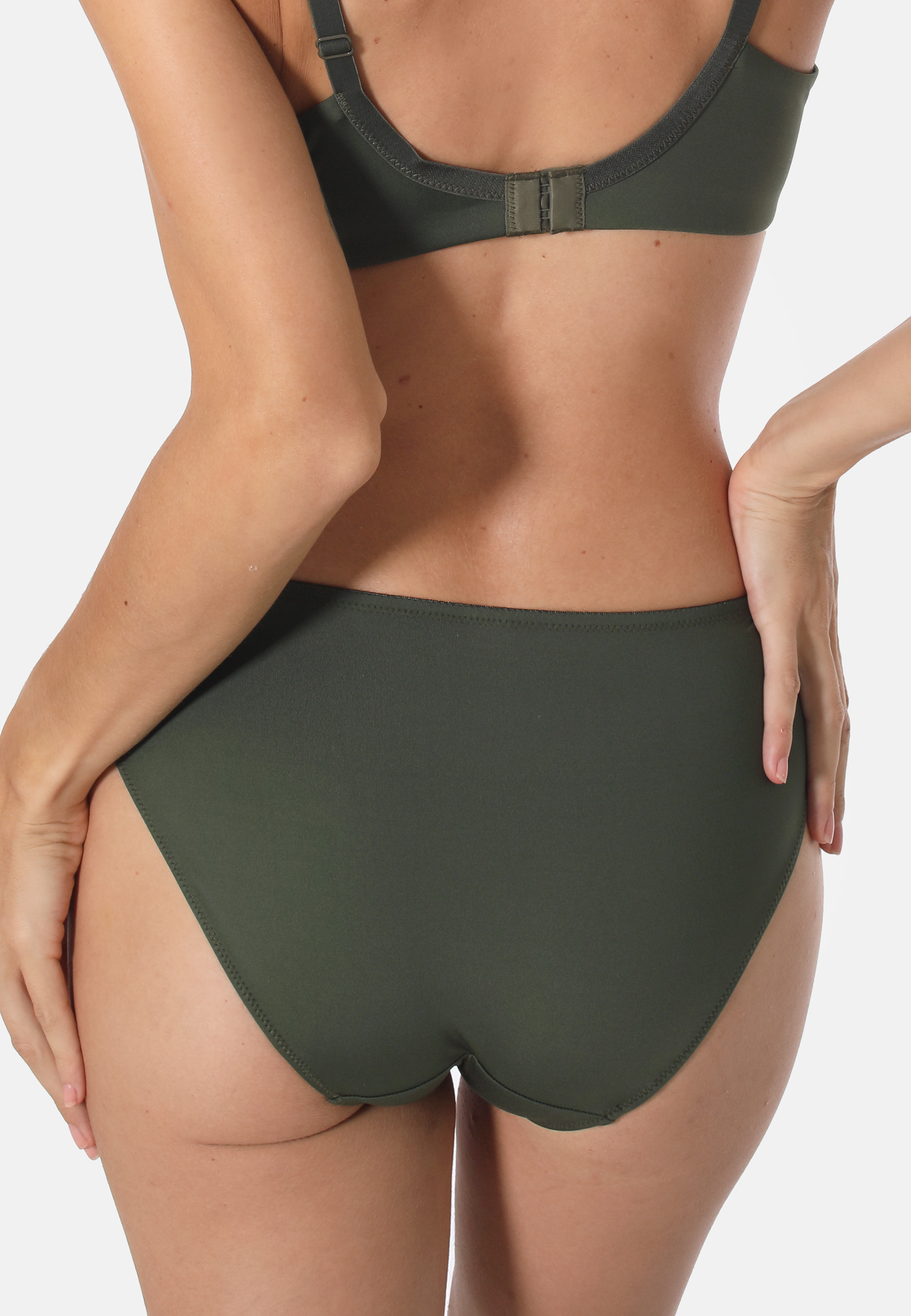 Schöner Slip mit seitlichen Spitzeneinsätzen. Vorder- und Rückteil sind aus glänzender Microfaser. Sehr angenehm zu tragen.SlipGlänzende MicrofaserSpitzeneinsätze im VorderteilFarblich abgestimmte Zierschleife aus Satin mit silberfarbenem Herzchen-Accesso
