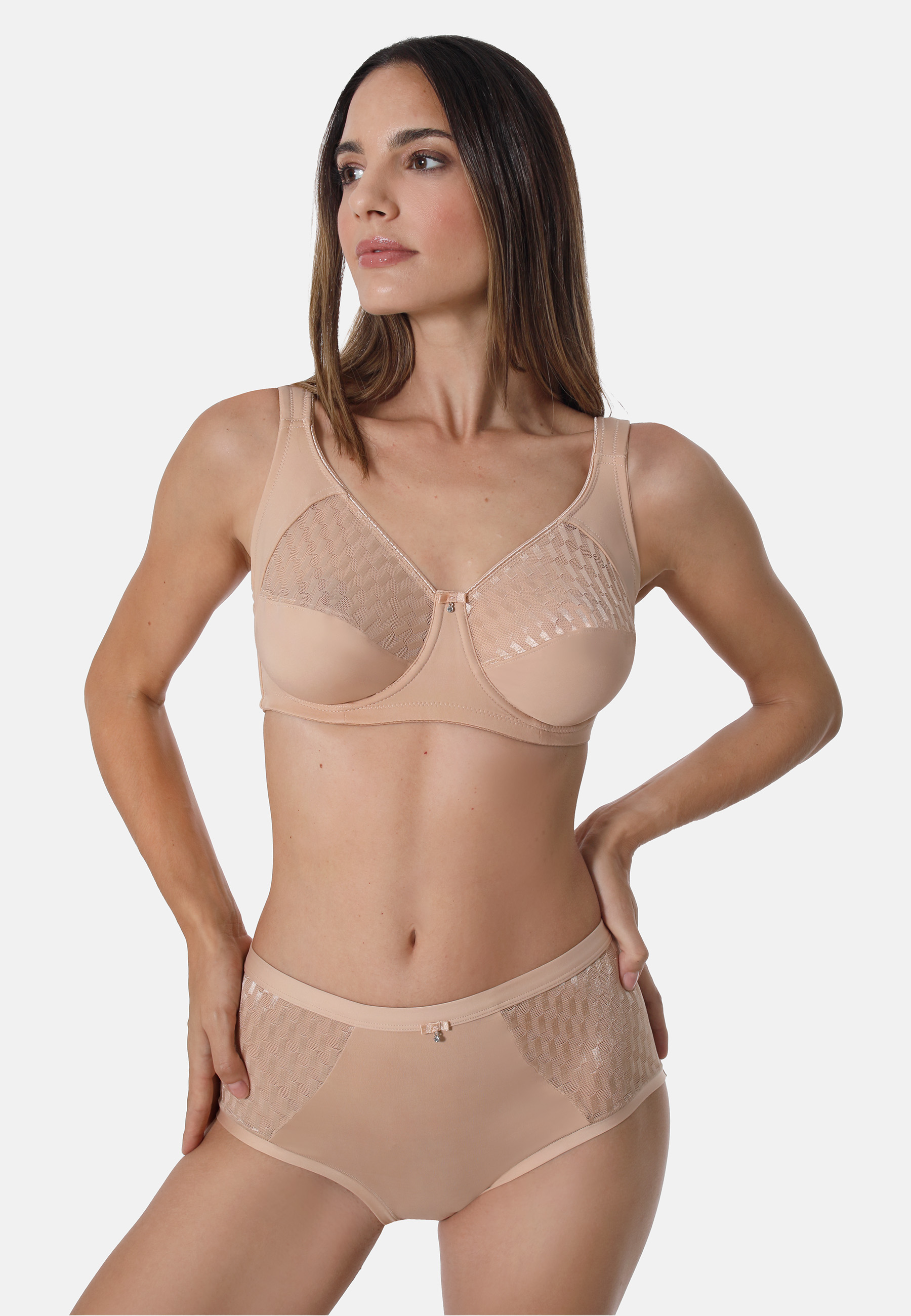 Bügel-BH aus Microfaser - Perfekter Halt und stilvolle EleganzDieser Bügel-BH aus weicher Microfaser kombiniert mit grafischem Tüll-Jacquard bietet eine elegante Optik und erstklassige Unterstützung. Die seitliche Cupverstärkung, Entlastungsträger, die br