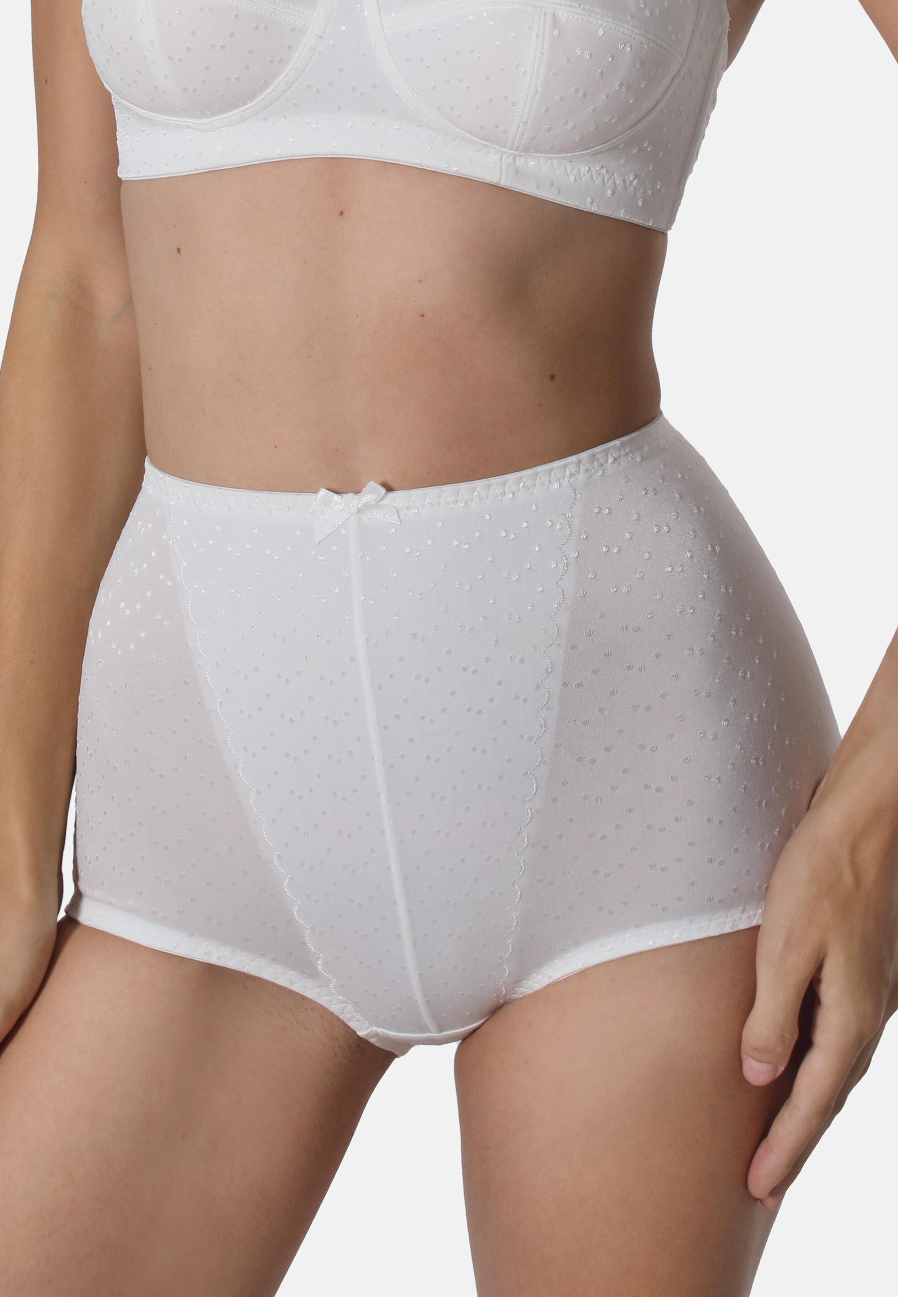 Miederslip aus einem Punkte-Jacquard. Die unterlegte Vorderseite formt und stützt die Bauchpartie. Die Glanzschleife rundet das harmonische Gesamtbild optimal ab.MiederslipPunkte-JacquardUnterlegte VorderseiteMit GlanzschleifeLeibhöhe: normalWaschen 40°, 