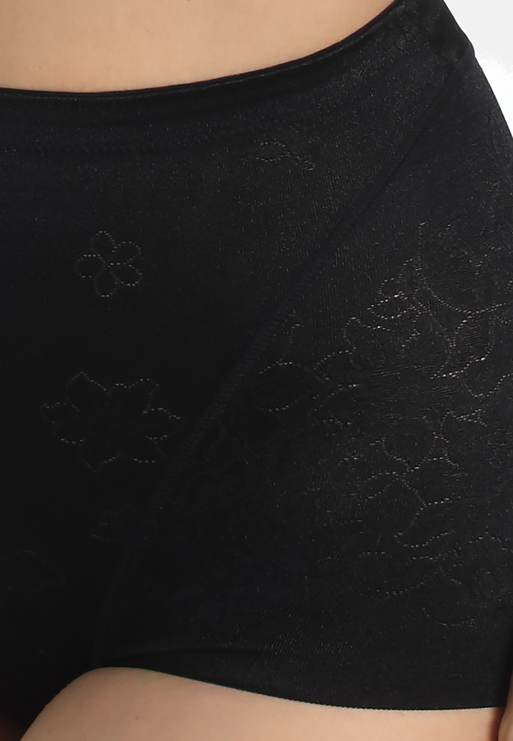 Miederhose aus Blumen-Jacquard. Beinausschnitt offenkantig damit sich nichts unter der Kleidungabzeichnet.  Formend, jedoch nicht einengend.MiederhoseGlanzmaterial mit dekorativem Blumen-JacquardBeinausschnitt mit glatter Kante ohne Saum. Zeichnet sich ni