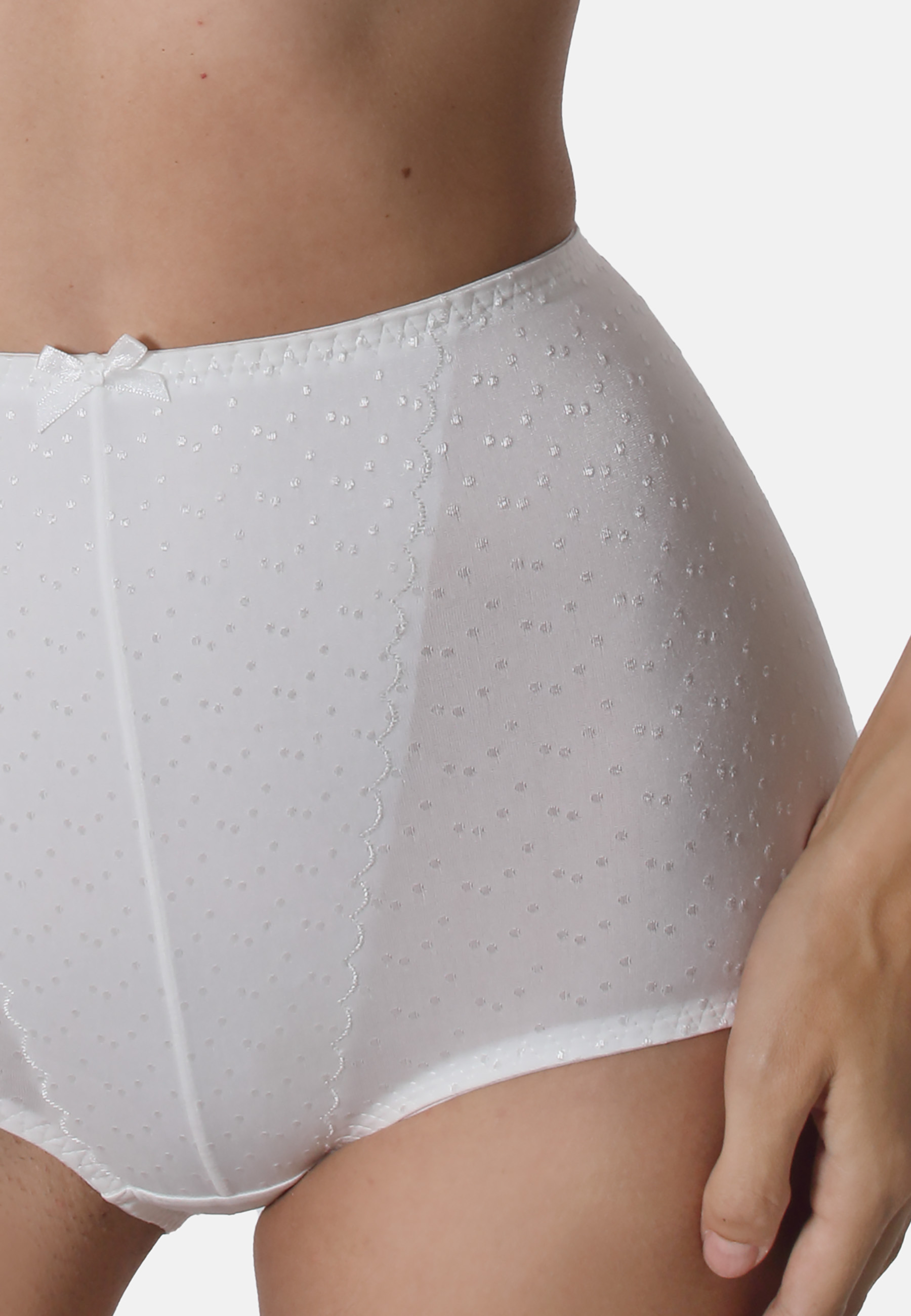 Miederslip aus einem Punkte-Jacquard. Die unterlegte Vorderseite formt und stützt die Bauchpartie. Die Glanzschleife rundet das harmonische Gesamtbild optimal ab.MiederslipPunkte-JacquardUnterlegte VorderseiteMit GlanzschleifeLeibhöhe: normalWaschen 40°, 