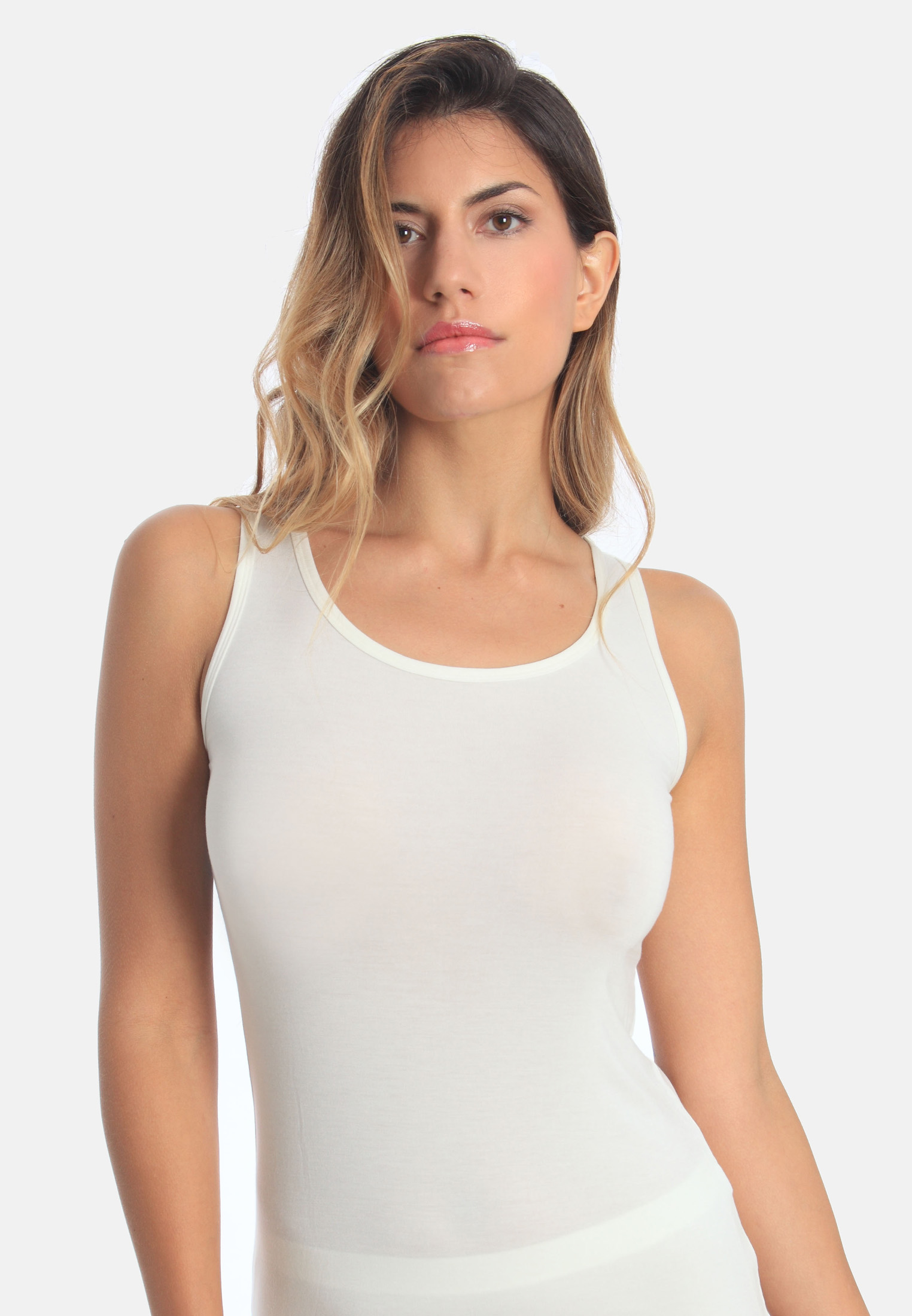 Komfortables Top mit breiten Trägern aus weichem Modal. Das puristische Design ermöglicht, dass das Top sowohl als Unterhemd als auch als Outerwear Oberteil getragen werden.Komfortables TopMit breiteren TrägernAus weichem ModalPuristische DesignSowohl Unt