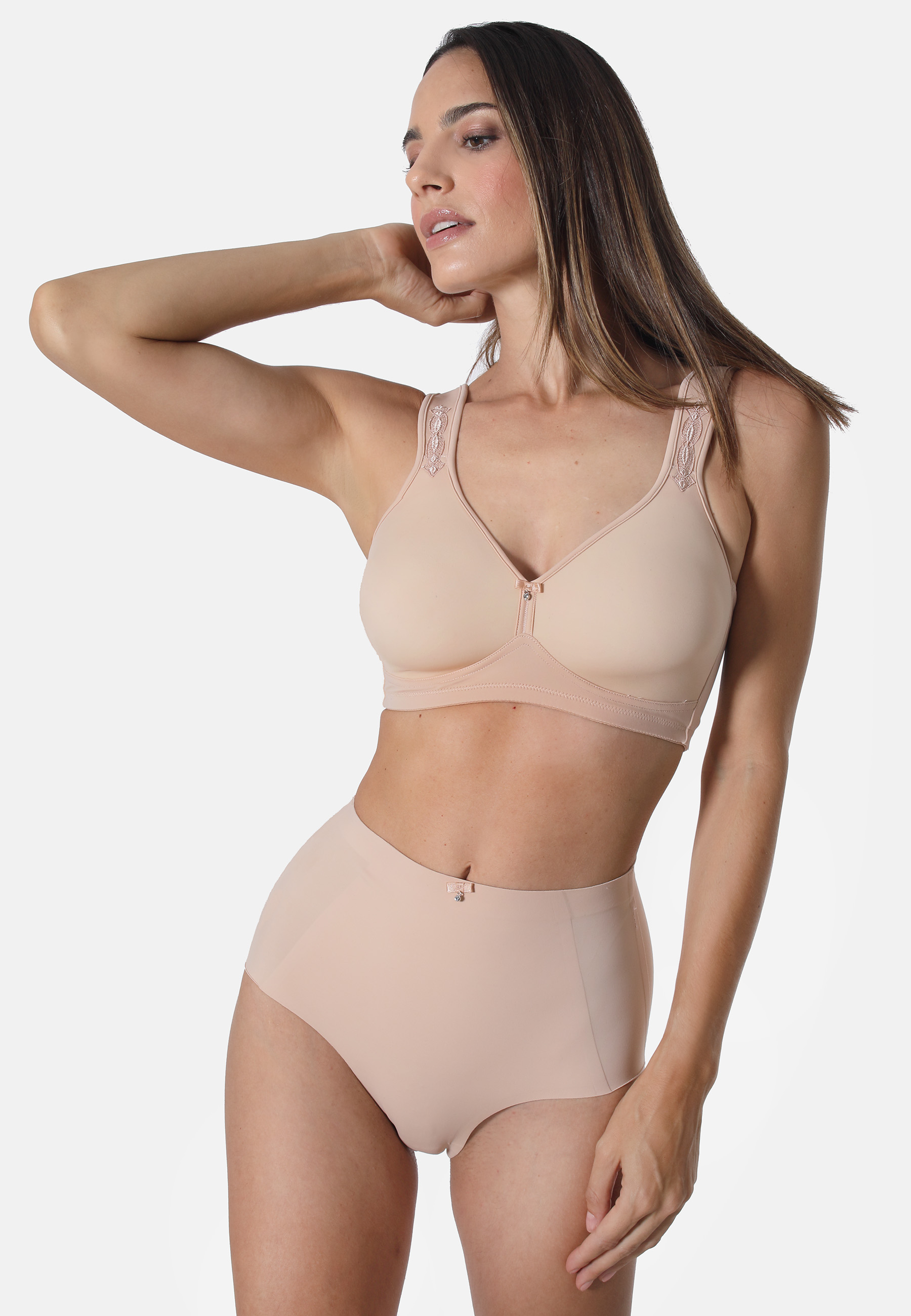 19056425_fbs Dieser Spacer-BH ohne Bügel aus angenehmer Microfaser bietet höchsten Tragekomfort und eine optimale Passform, selbst in großen Größen. Die Entlastungsträger aus innovativem Spacer-Material und die breiten, verstellbaren Träger sorgen für angenehmenHalt,