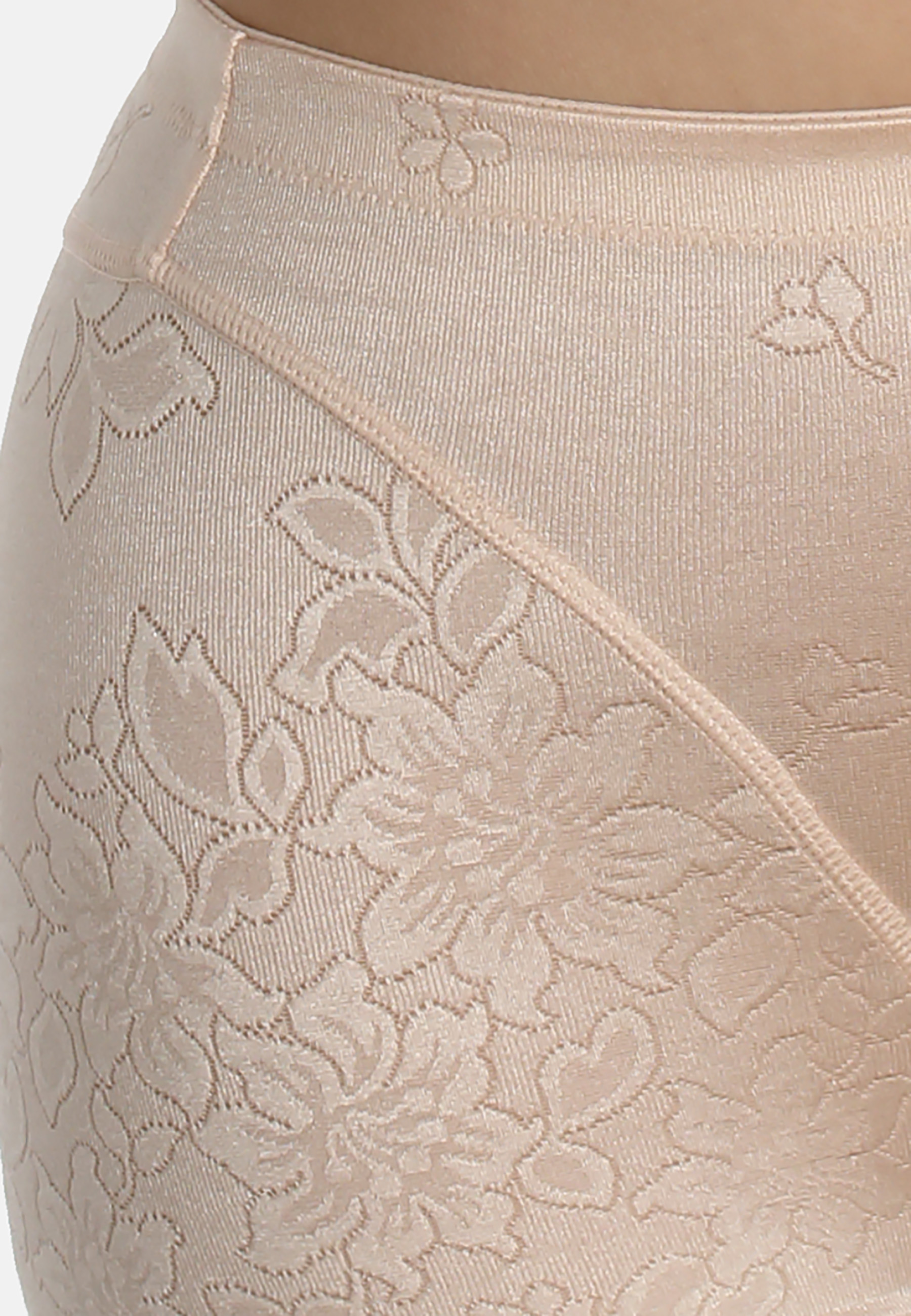 Miederhose aus Blumen-Jacquard. Beinausschnitt offenkantig damit sich nichts unter der Kleidungabzeichnet.  Formend, jedoch nicht einengend.MiederhoseGlanzmaterial mit dekorativem Blumen-JacquardBeinausschnitt mit glatter Kante ohne Saum. Zeichnet sich ni