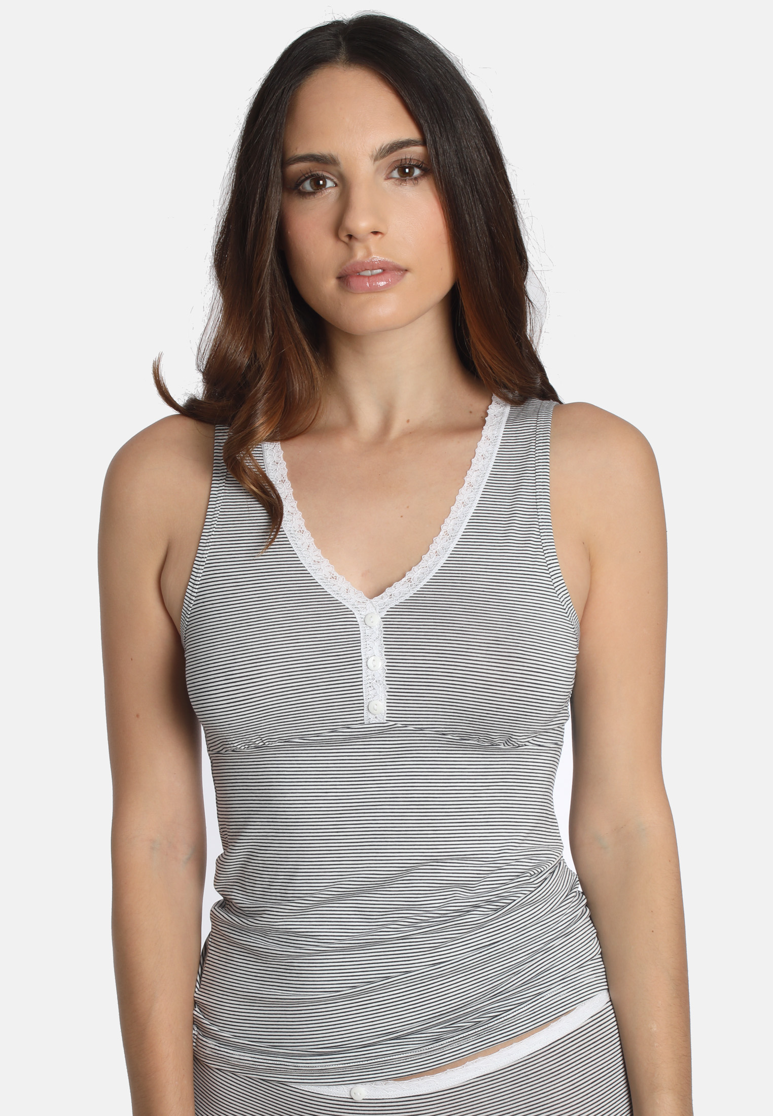 Feminines Top aus geschmeidig weichem und nachhaltigem Bambus-Material gefertigt. Tolles Highlight ist der durch Spitzeneinsatz verzierte  V-Ausschnitt.Feminines TopGeschmeidig und weichAus nachhaltigem Bambus MaterialV-Ausschnitt mit SpitzeneinsatzNormal