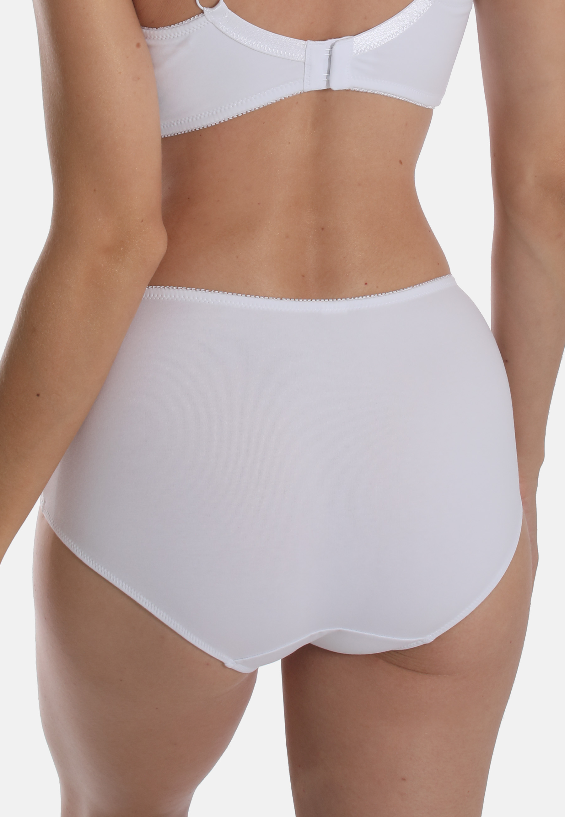 Panty aus angenehmem Baumwoll-Mix in Kombination mit einer prägnanten Spitze. Seitliche Spitzeneinsätze sorgen für eine feminine Optik. Die dezente Schleife mit Herz-Accessoire runden das harmonische Gesamtbild ab.PantyAus Baumwoll-MixPrägnante SpitzeSeit