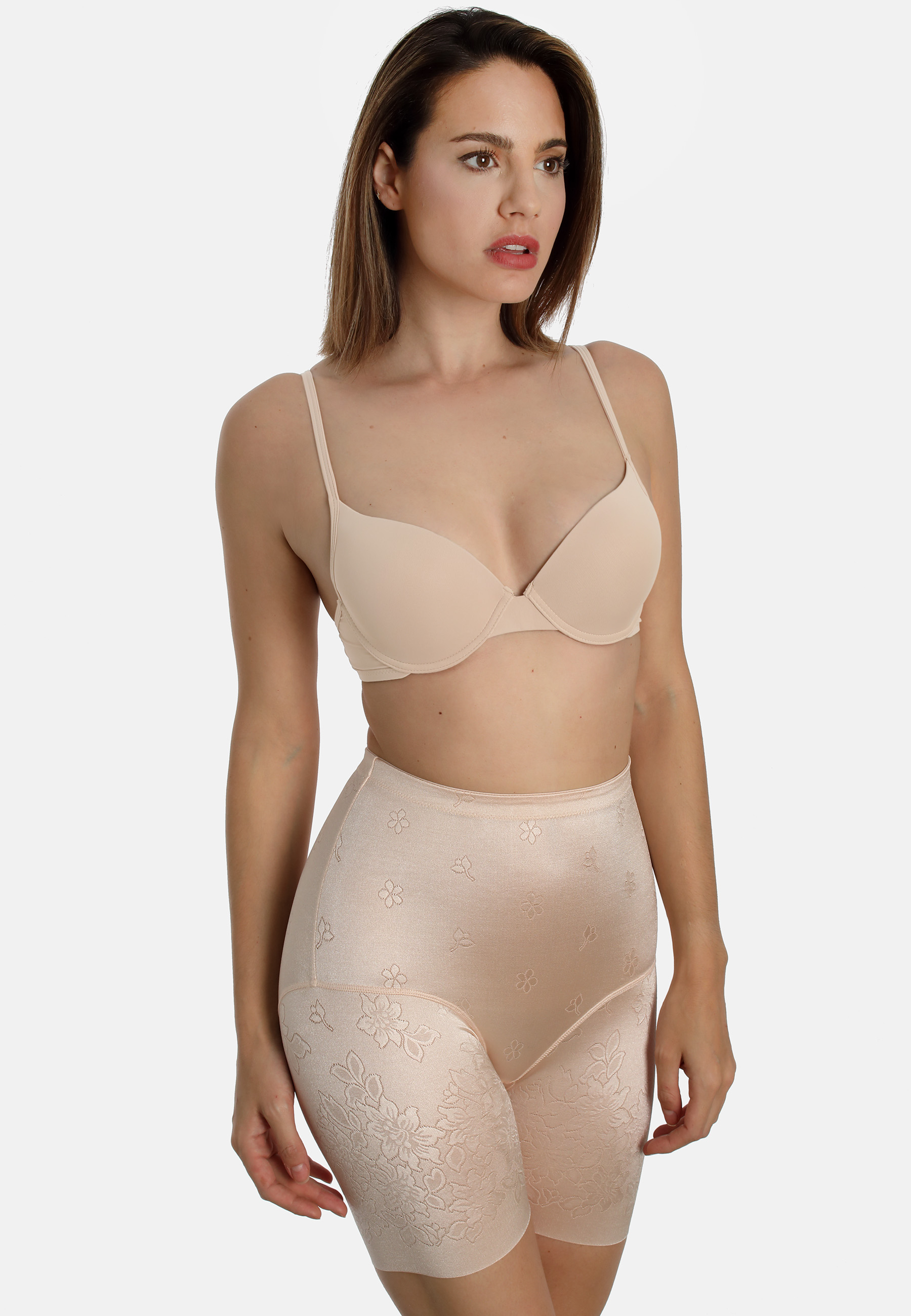 Langbein Miederhose aus weichem Jacquard mit Blumendesign. Bequemer offenkantiger Beinausschnittder nicht einschneidet. Formend, jedoch nicht einengend.Miederhose mit langem BeinGlanzmaterial mit dekorativem Blumen-JacquardBeinabschluss mit glatter Kante 