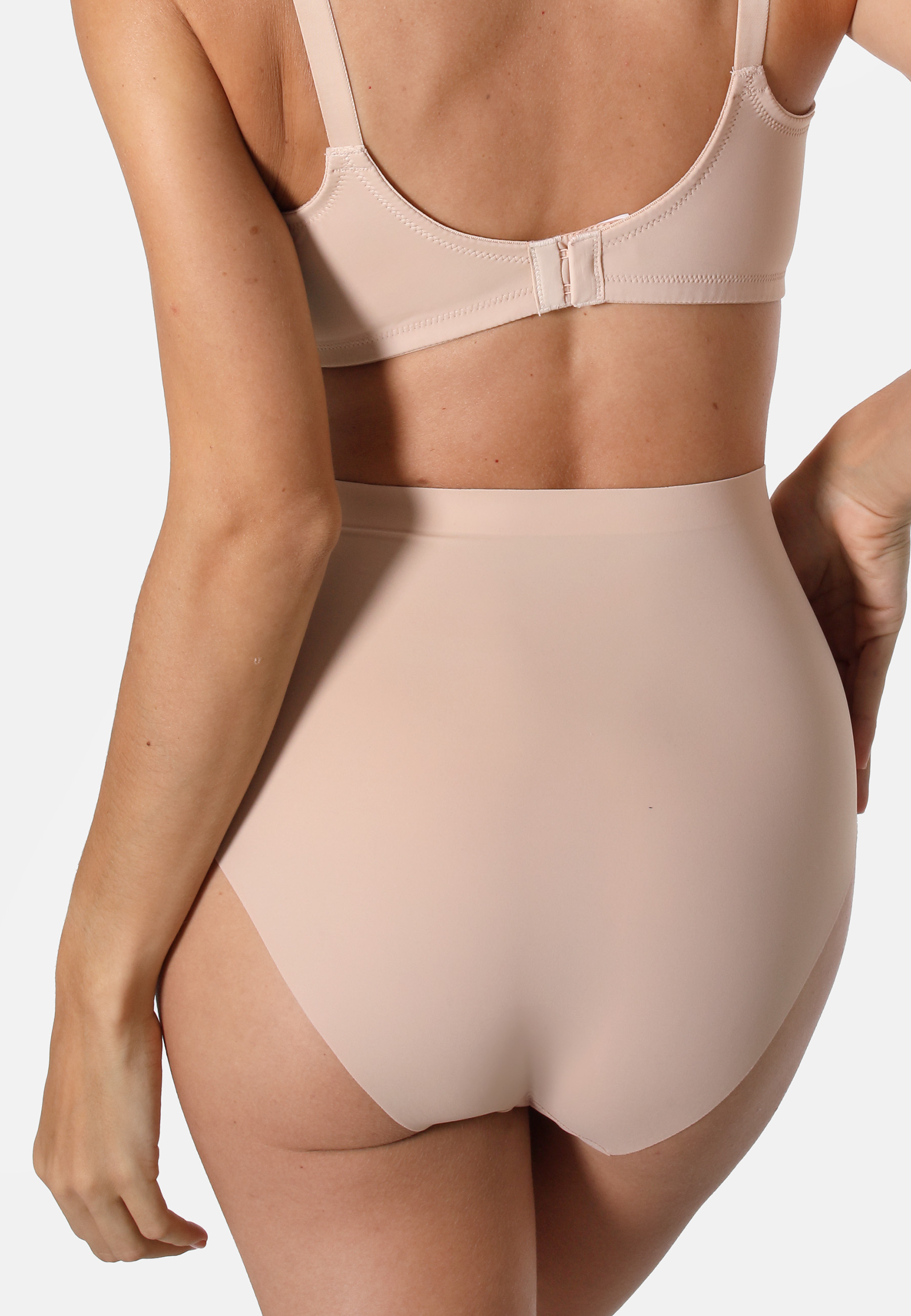 49056425_back_cropped Unsichtbarer Taillenslip aus Microfaser - Perfekter Sitz und feminine EleganzDieser Taillenslip aus weicher Microfaser bietet höchsten Tragekomfort und eine optimale Passform. Mit breiten Seiten und verklebten Nähten bleibt der Slip unsichtbar unter der K