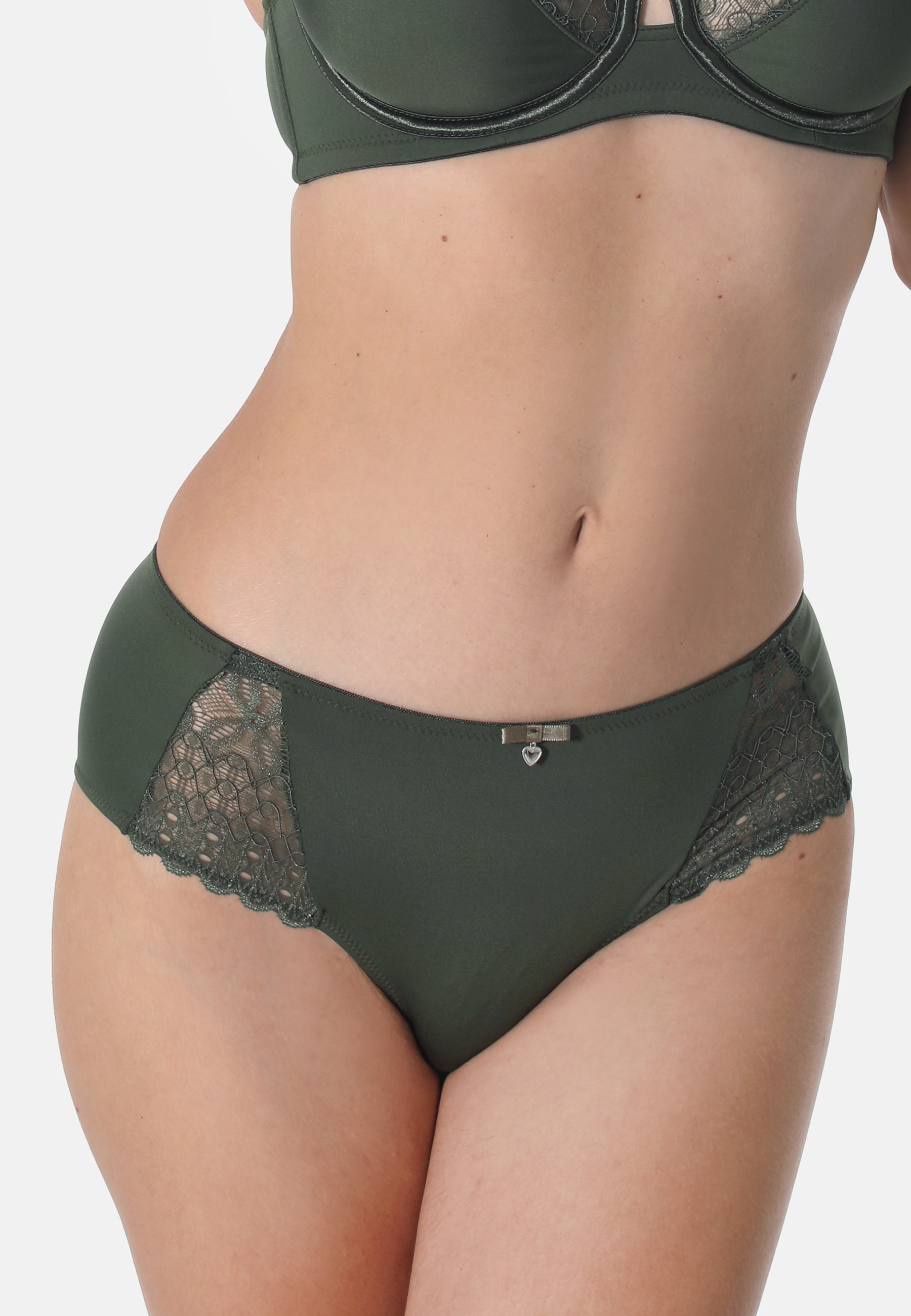 Schöne Panty mit seitlichen Spitzeneinsätzen. Vorder- und Rückteil sind aus glänzender Microfaser. Sehr angenehm zu tragen.Hübsches PantyGlänzende MicrofaserSpitzeneinsätze im VorderteilFarblich abgestimmte Zierschleife aus Satin mit silberfarbenem Herzch