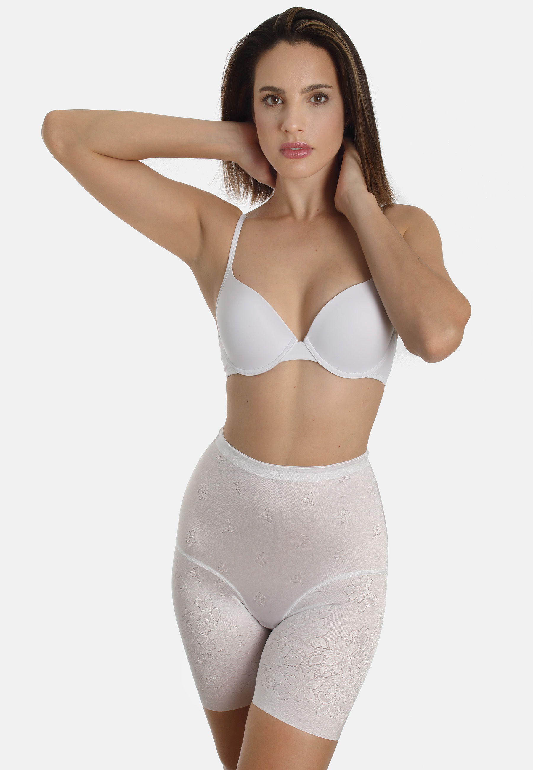 Langbein Miederhose aus weichem Jacquard mit Blumendesign. Bequemer offenkantiger Beinausschnittder nicht einschneidet. Formend, jedoch nicht einengend.Miederhose mit langem BeinGlanzmaterial mit dekorativem Blumen-JacquardBeinabschluss mit glatter Kante 