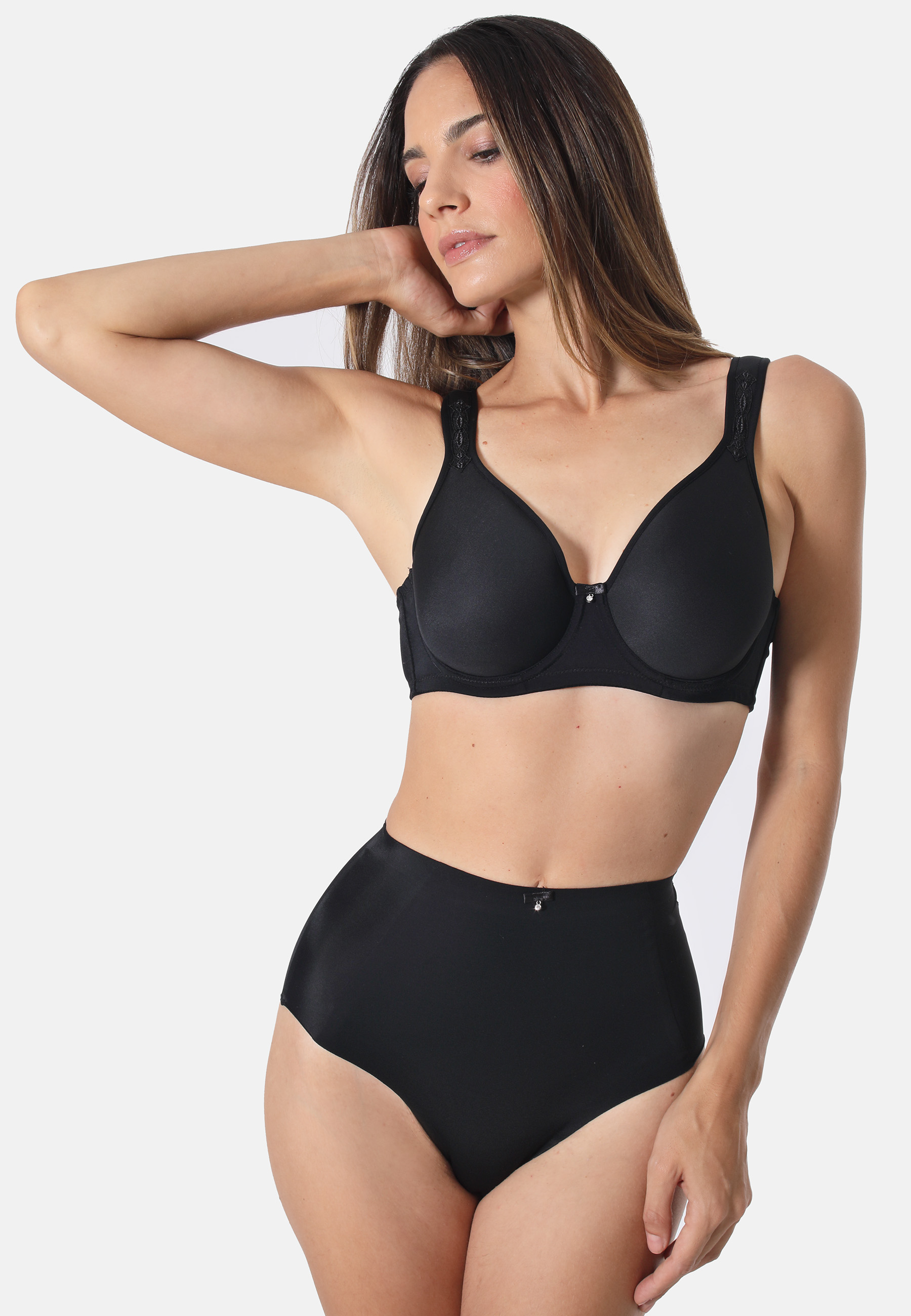 Spacer-BH aus Microfaser - Femininer Look und maximaler HaltDieser Spacer-BH aus angenehm weicher Microfaser kombiniert elegantes Design mit hervorragendem Tragekomfort. Das dezente, grafische Stickerei-Motiv am Trägeransatz verleiht dem BH eine feminine 