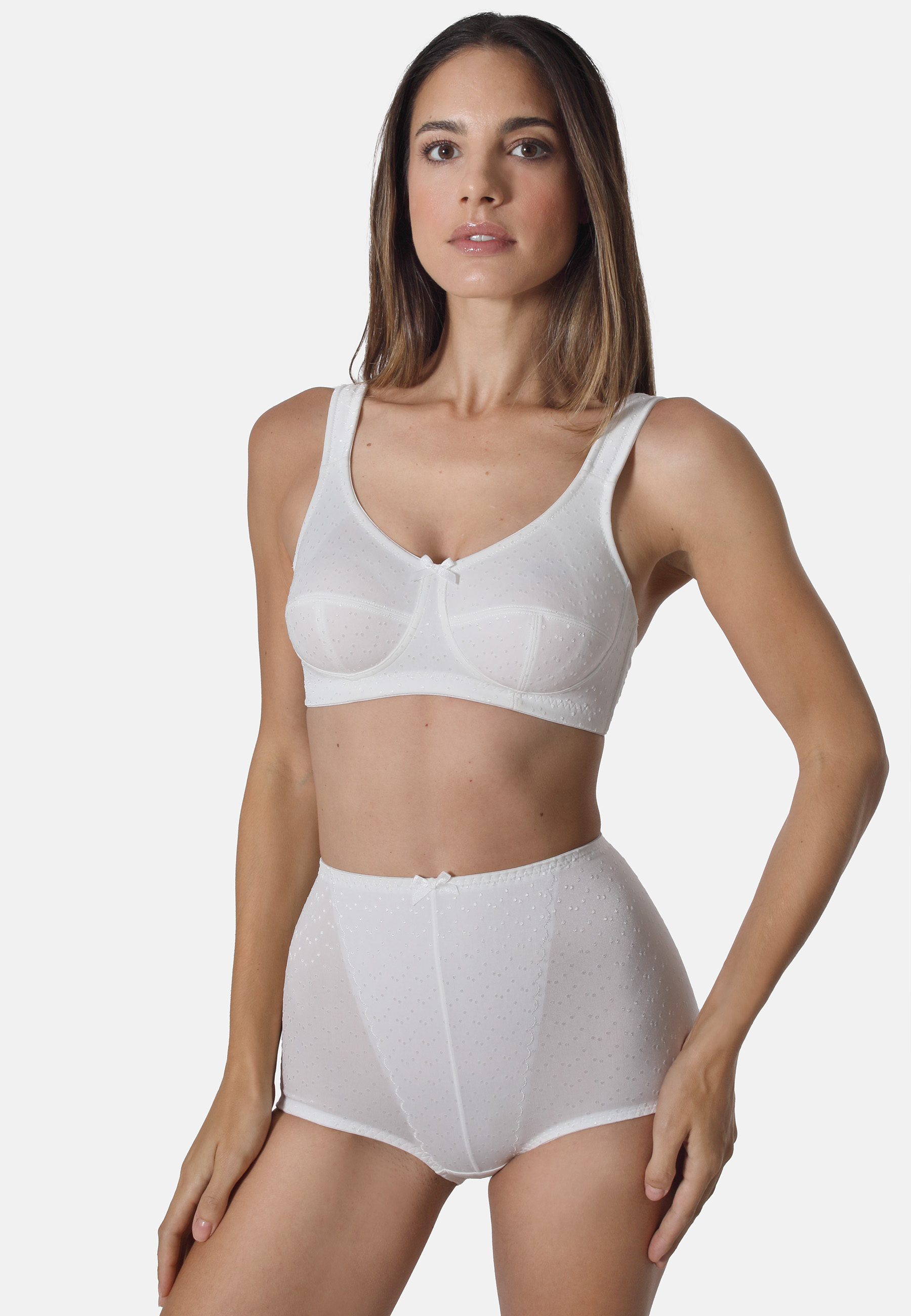 Miederslip aus einem Punkte-Jacquard. Die unterlegte Vorderseite formt und stützt die Bauchpartie. Die Glanzschleife rundet das harmonische Gesamtbild optimal ab.MiederslipPunkte-JacquardUnterlegte VorderseiteMit GlanzschleifeLeibhöhe: normalWaschen 40°, 