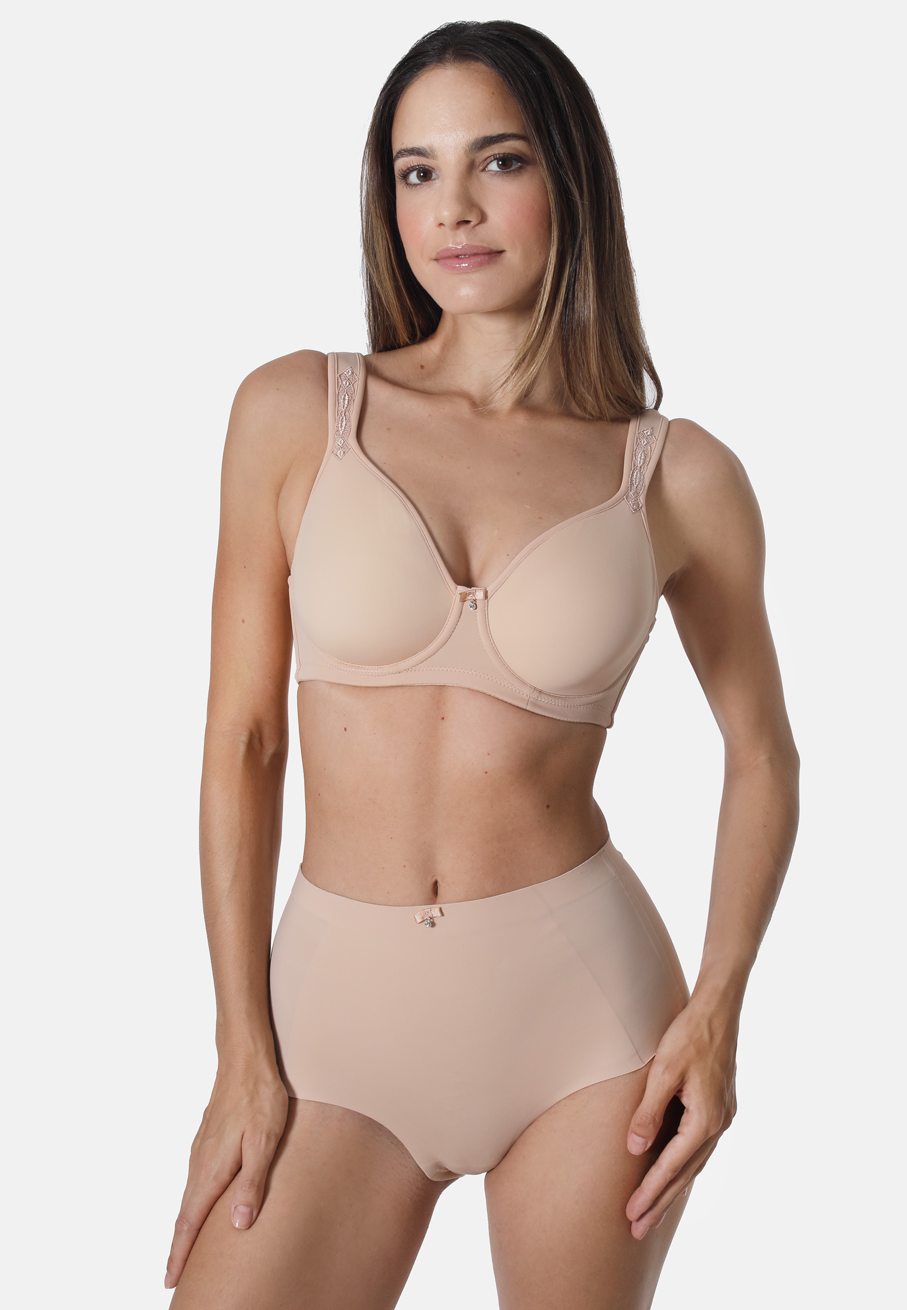 29056425_fbs Spacer-BH aus Microfaser - Femininer Look und maximaler HaltDieser Spacer-BH aus angenehm weicher Microfaser kombiniert elegantes Design mit hervorragendem Tragekomfort. Das dezente, grafische Stickerei-Motiv am Trägeransatz verleiht dem BH eine feminine