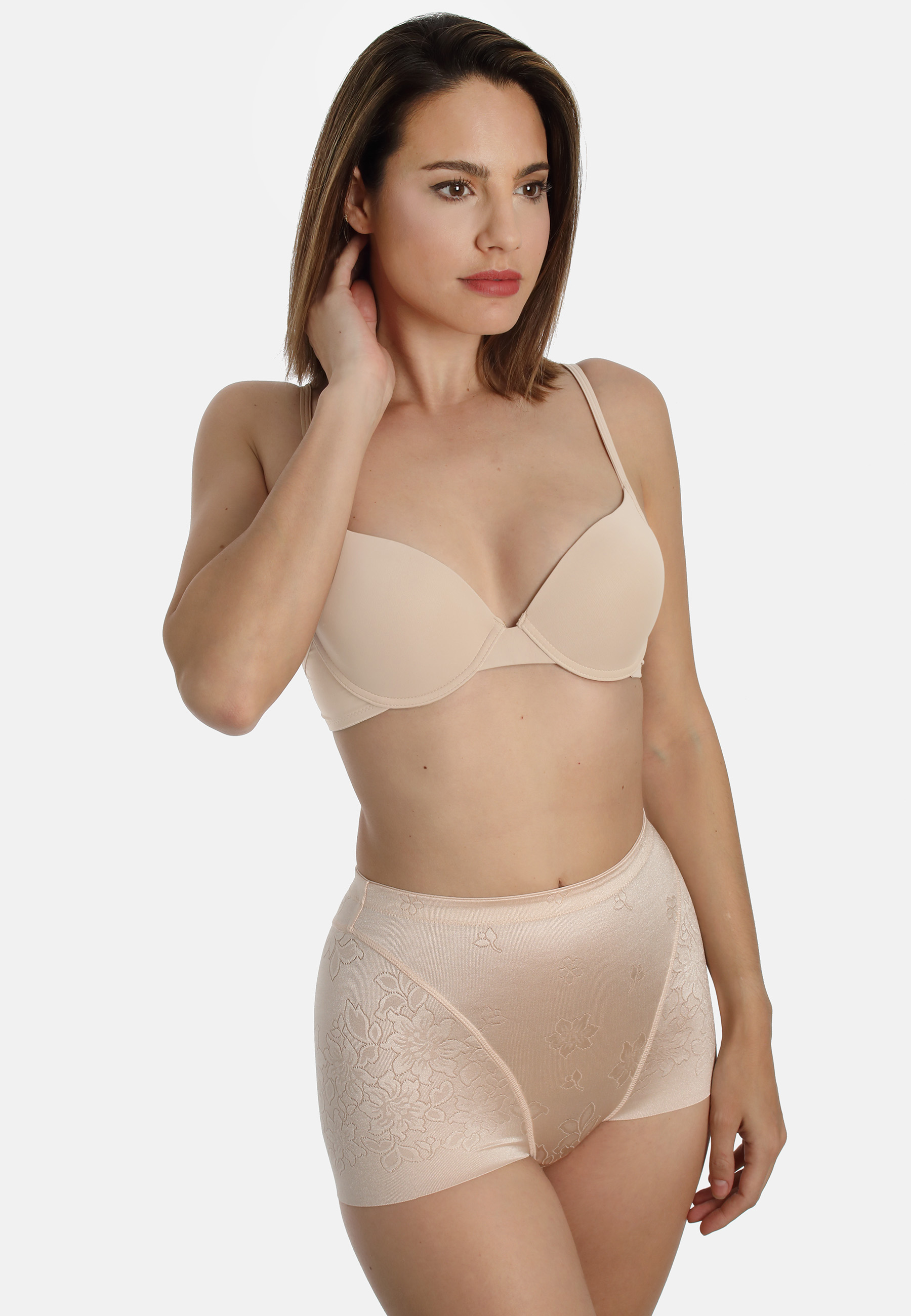 Miederhose aus Blumen-Jacquard. Beinausschnitt offenkantig damit sich nichts unter der Kleidungabzeichnet.  Formend, jedoch nicht einengend.MiederhoseGlanzmaterial mit dekorativem Blumen-JacquardBeinausschnitt mit glatter Kante ohne Saum. Zeichnet sich ni