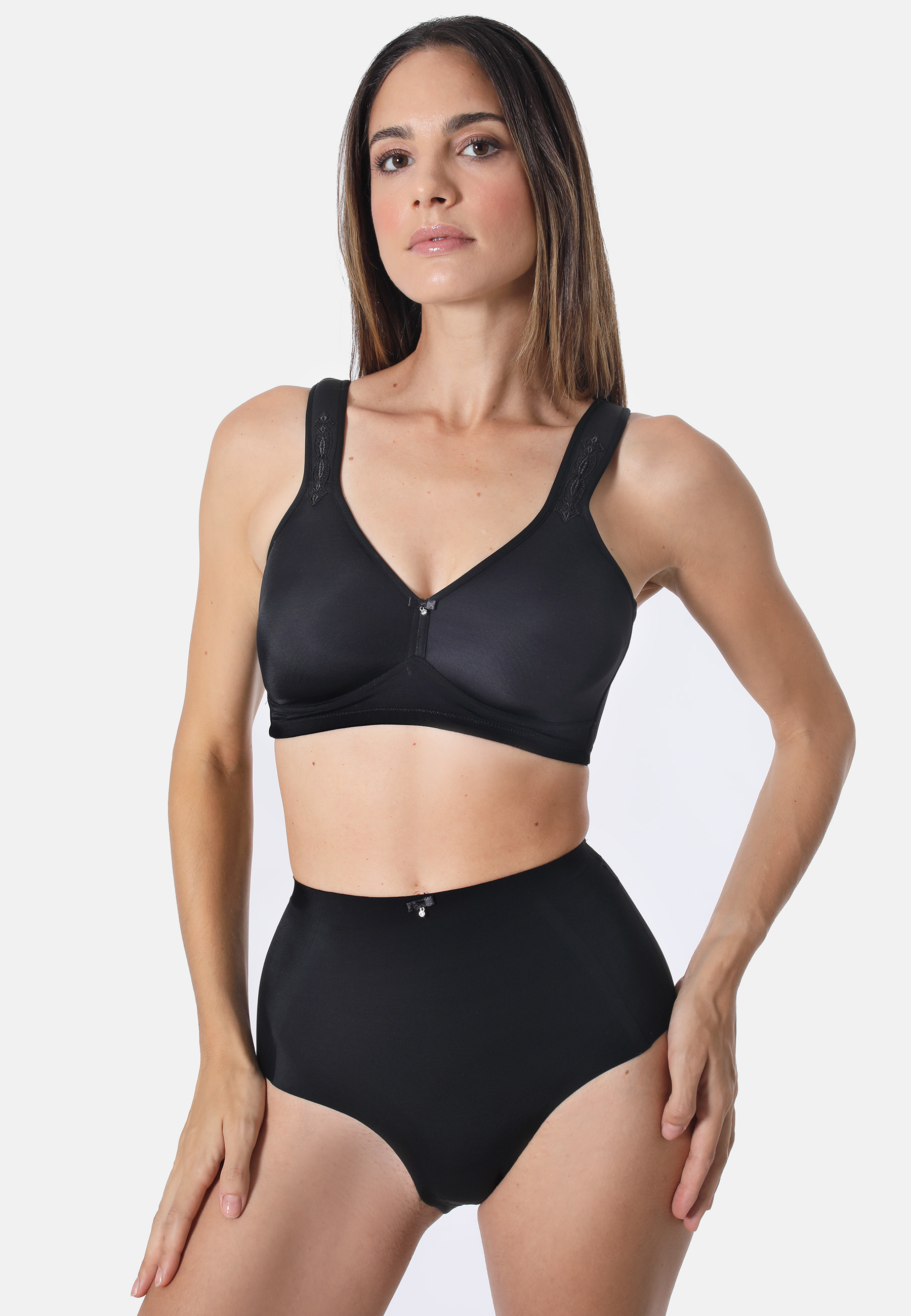 Unsichtbarer Taillenslip aus Microfaser - Perfekter Sitz und feminine EleganzDieser Taillenslip aus weicher Microfaser bietet höchsten Tragekomfort und eine optimale Passform. Mit breiten Seiten und verklebten Nähten bleibt der Slip unsichtbar unter der K