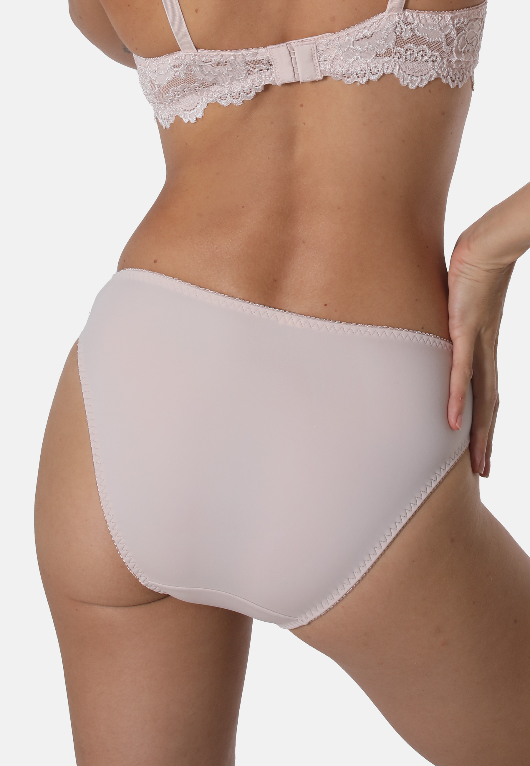 Slip aus hochwertiger Spitze kombiniert mit elastischem Microtouch-Material.SlipHochwertige SpitzeMit elastischem Microtouch-MaterialFeminine OptikLeibhöhe: normalWaschen 40°, Nicht Bleichen, Nicht Trocknen, Nicht Bügeln, Nicht ReinigenMaterial: 15% Elast