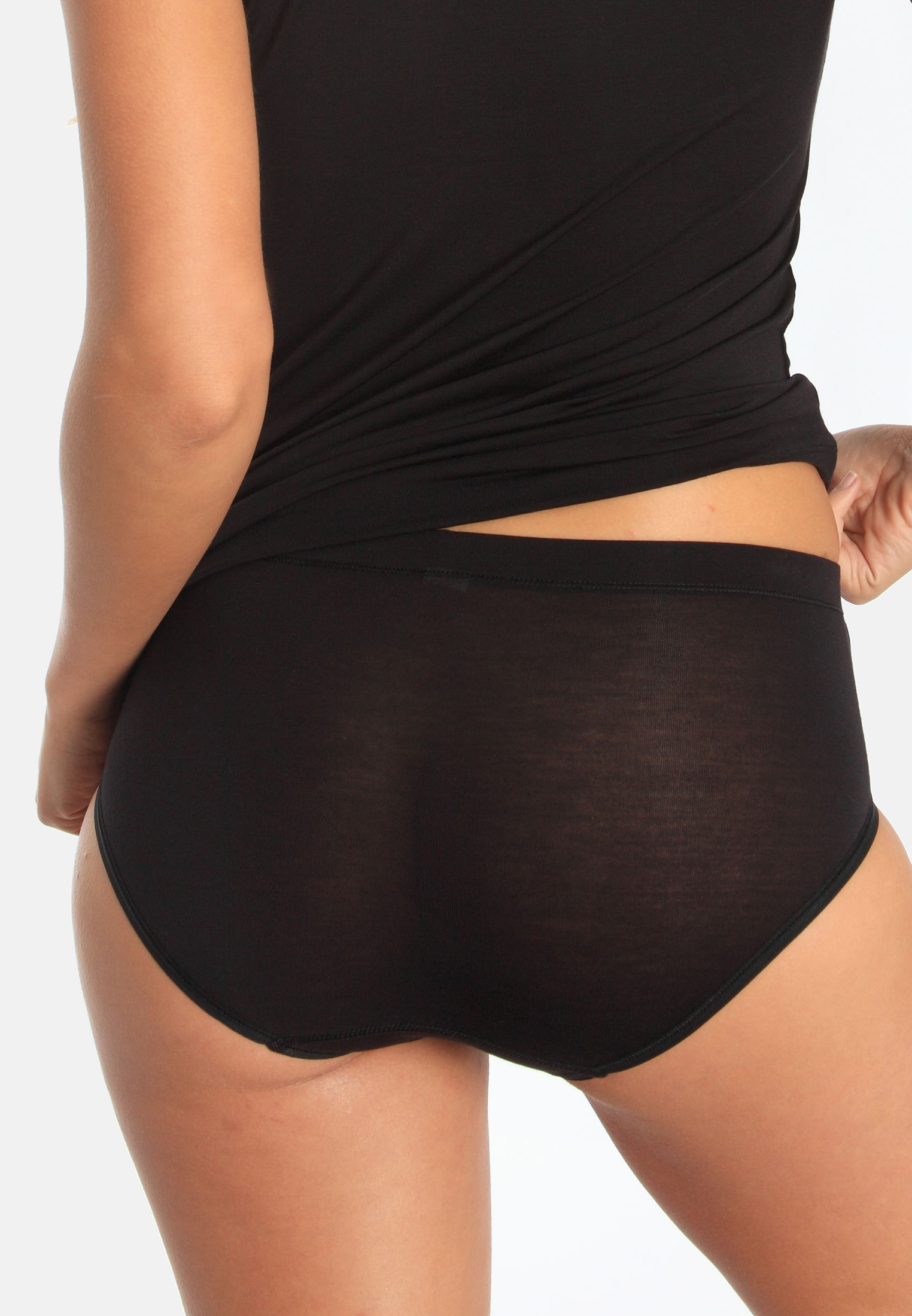 Taillenhoher Midi Slip aus angenehm weichem und anschmiegsamem Modal. Die puristische Schnittform sorgt für ein tolles Tragegefühl und leichten Bauch-Weg-Effekt.Taillenhoher Midi SlipBesticht durch angenehm weiche ModalAnschmiegsamPuristische SchnittformT