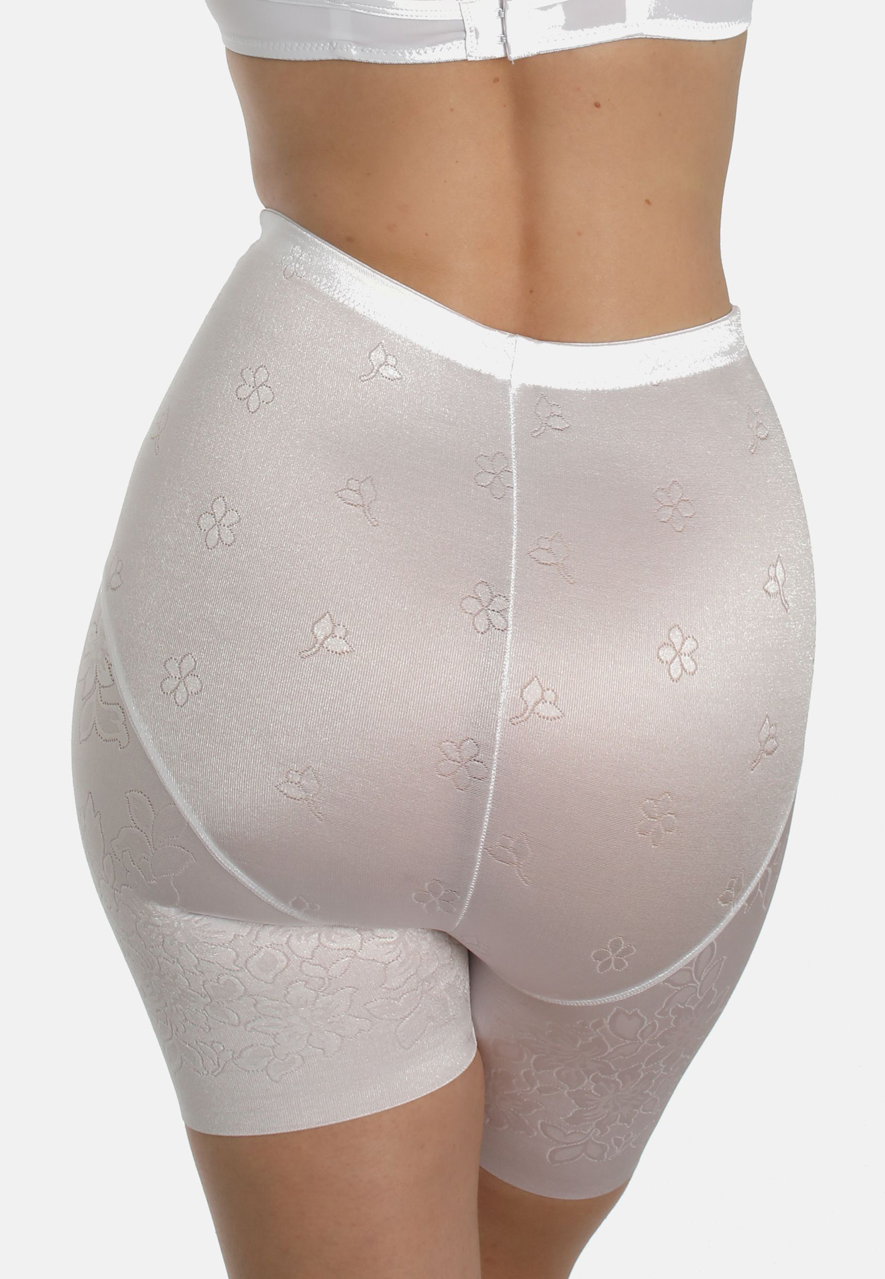Langbein Miederhose aus weichem Jacquard mit Blumendesign. Bequemer offenkantiger Beinausschnittder nicht einschneidet. Formend, jedoch nicht einengend.Miederhose mit langem BeinGlanzmaterial mit dekorativem Blumen-JacquardBeinabschluss mit glatter Kante 