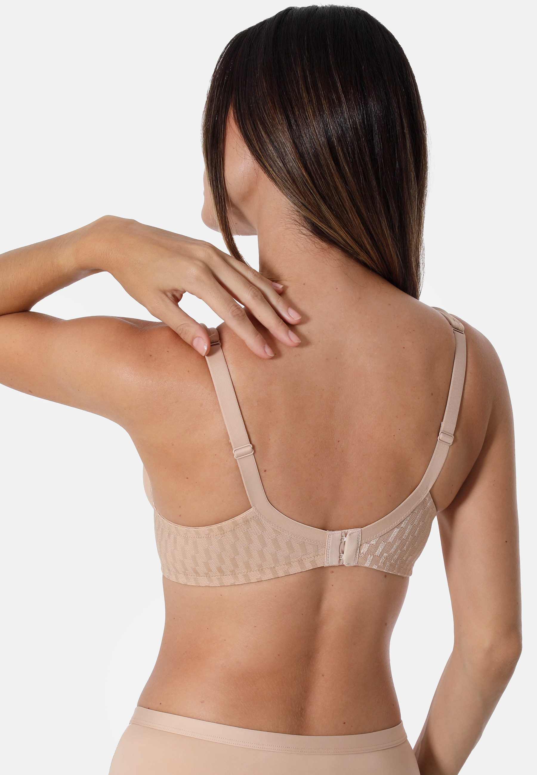 29054425_back_cropped Spacer-BH aus Microfaser in Kombination mit graphischem Tüll-Jacquard.Die Entlastungsträger aus Spacer-Material, die breiten verstellbaren Träger im Rücken und der mit Powernet unterlegte Rücken geben einen perfekten Halt.Die atmungsaktiven Cups bieten ei