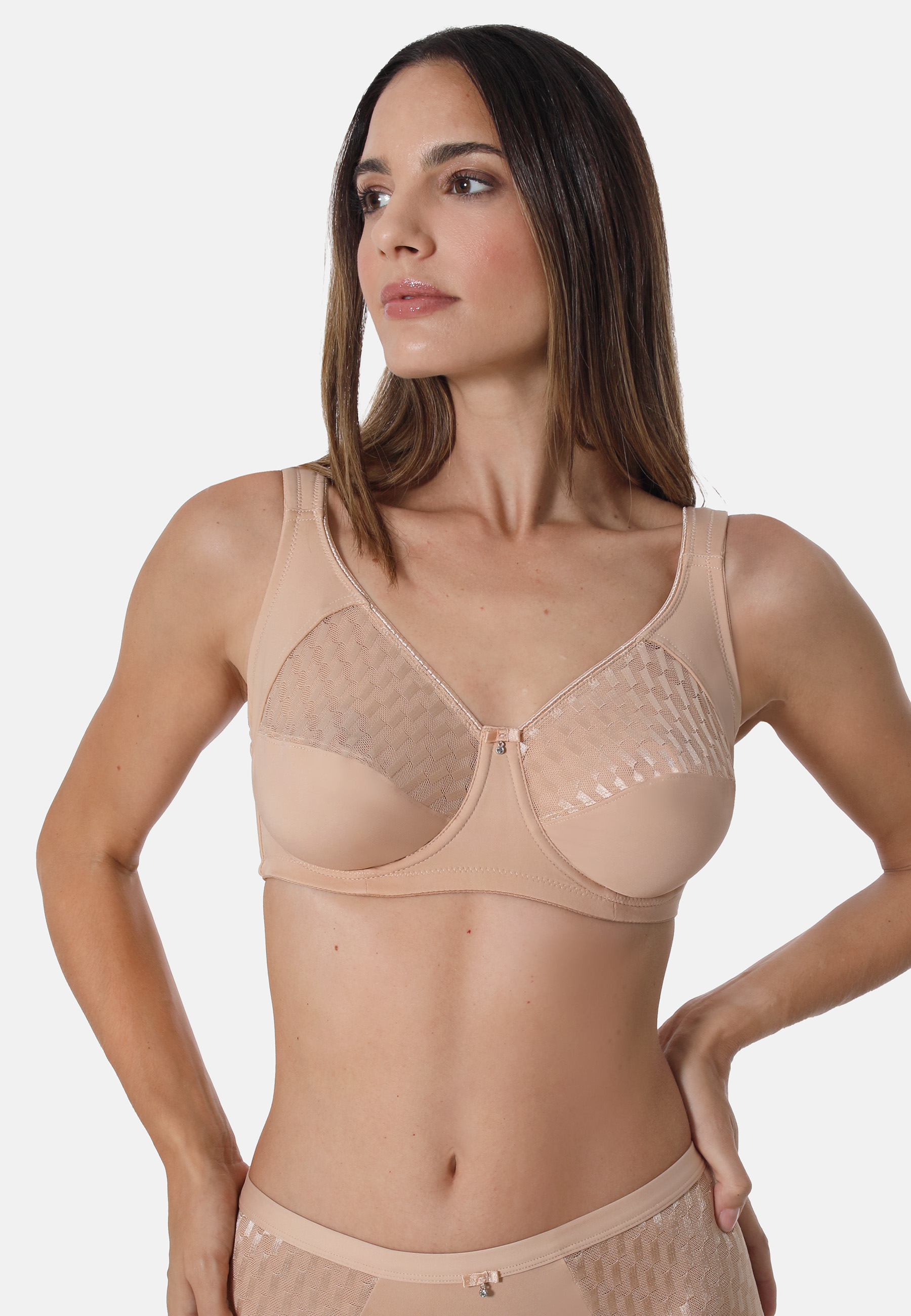 Bügel-BH aus Microfaser - Perfekter Halt und stilvolle EleganzDieser Bügel-BH aus weicher Microfaser kombiniert mit grafischem Tüll-Jacquard bietet eine elegante Optik und erstklassige Unterstützung. Die seitliche Cupverstärkung, Entlastungsträger, die br
