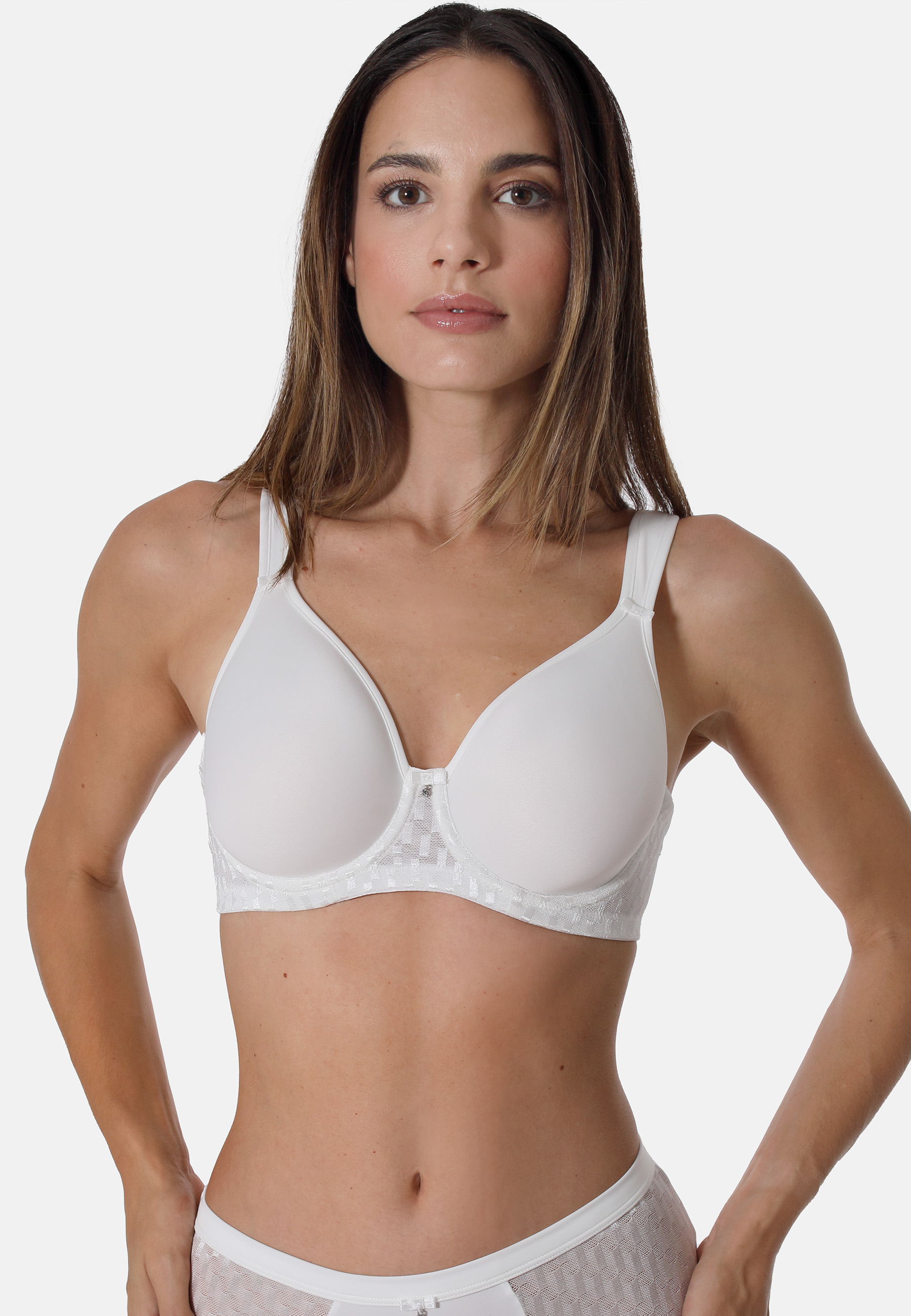 29054314_front_cropped Spacer-BH aus Microfaser in Kombination mit graphischem Tüll-Jacquard.Die Entlastungsträger aus Spacer-Material, die breiten verstellbaren Träger im Rücken und der mit Powernet unterlegte Rücken geben einen perfekten Halt.Die atmungsaktiven Cups bieten ei