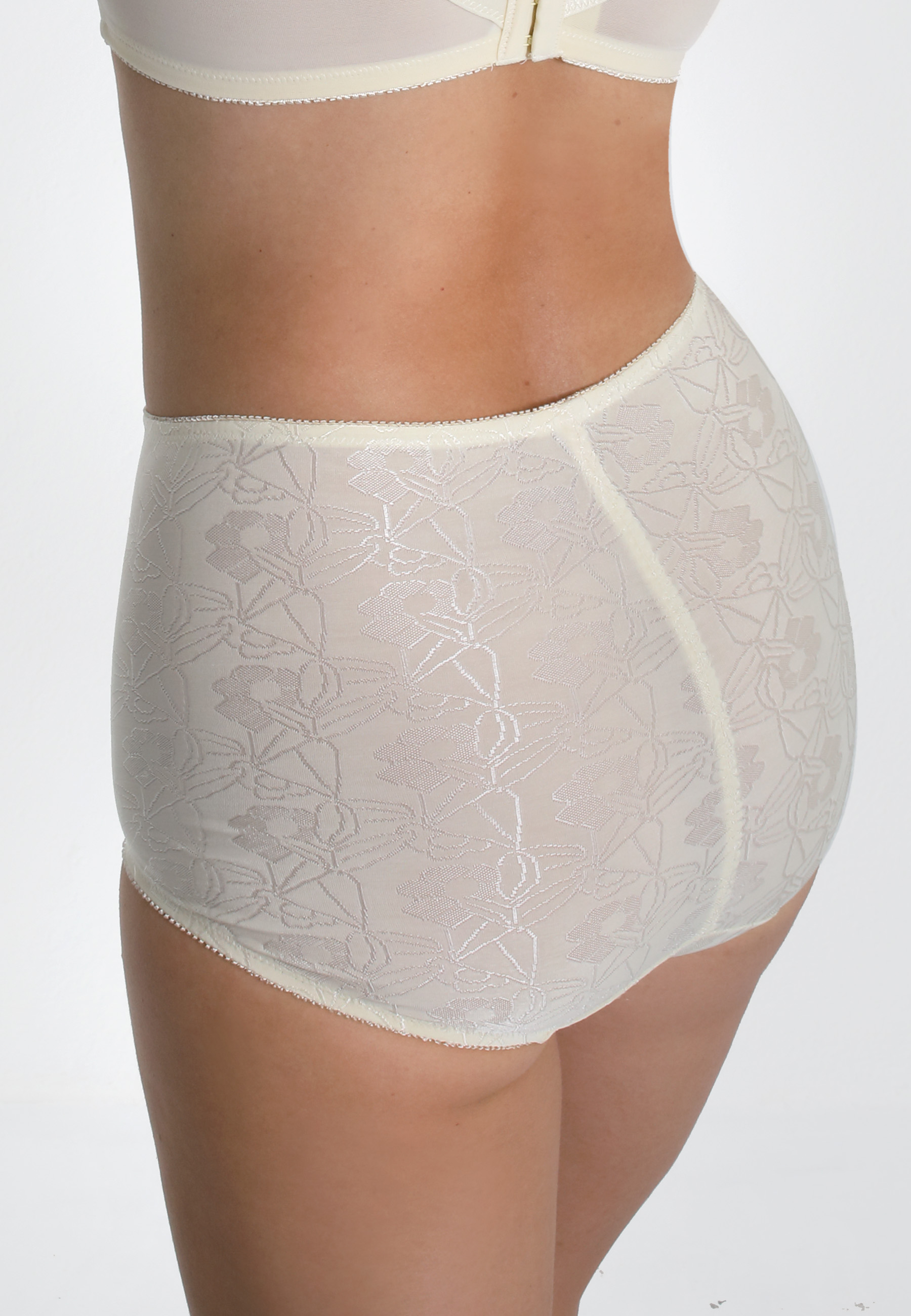 Angenehme Soft Miederhose aus floralem Glanzjacquard. Spezielle Beinausschnitte für mehr Bewegungsfreiheit. Die Verstärkung aus Baumwolle im Vorderteil formt einen flachen Bauch.Angenehme Soft-MiederhoseFloraler GlanzjacquardSpezielle BeinausschnitteVerst